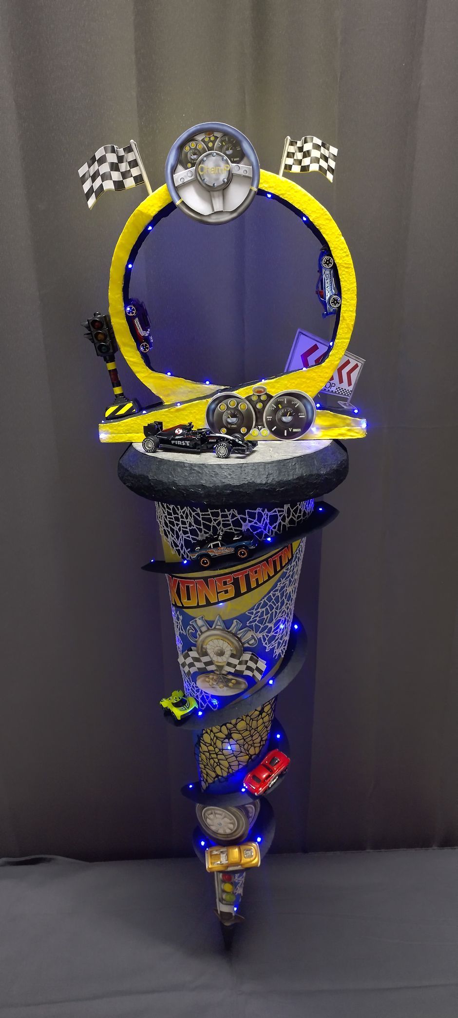 Mehrere Hot-Wheels-Autos stehen übereinander auf einem Tisch.