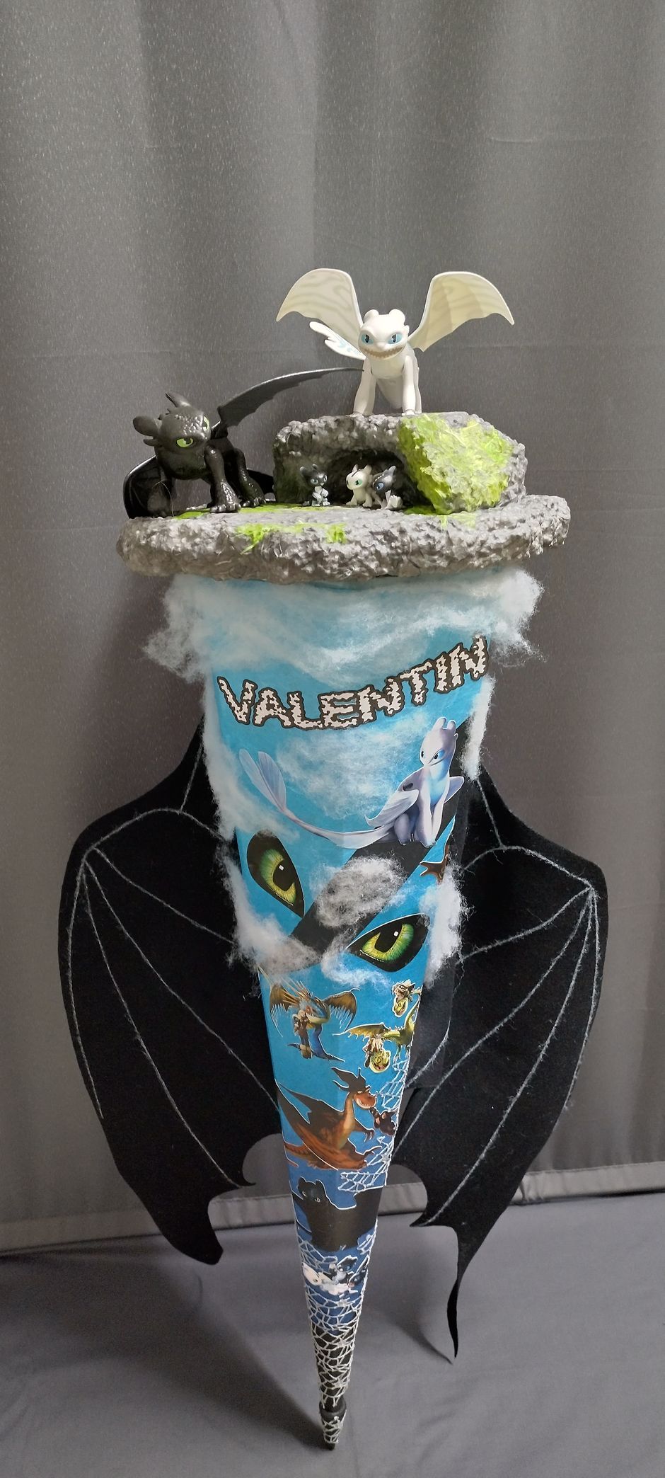 Auf einem Tisch steht ein Kegel mit einem Drachen darauf.