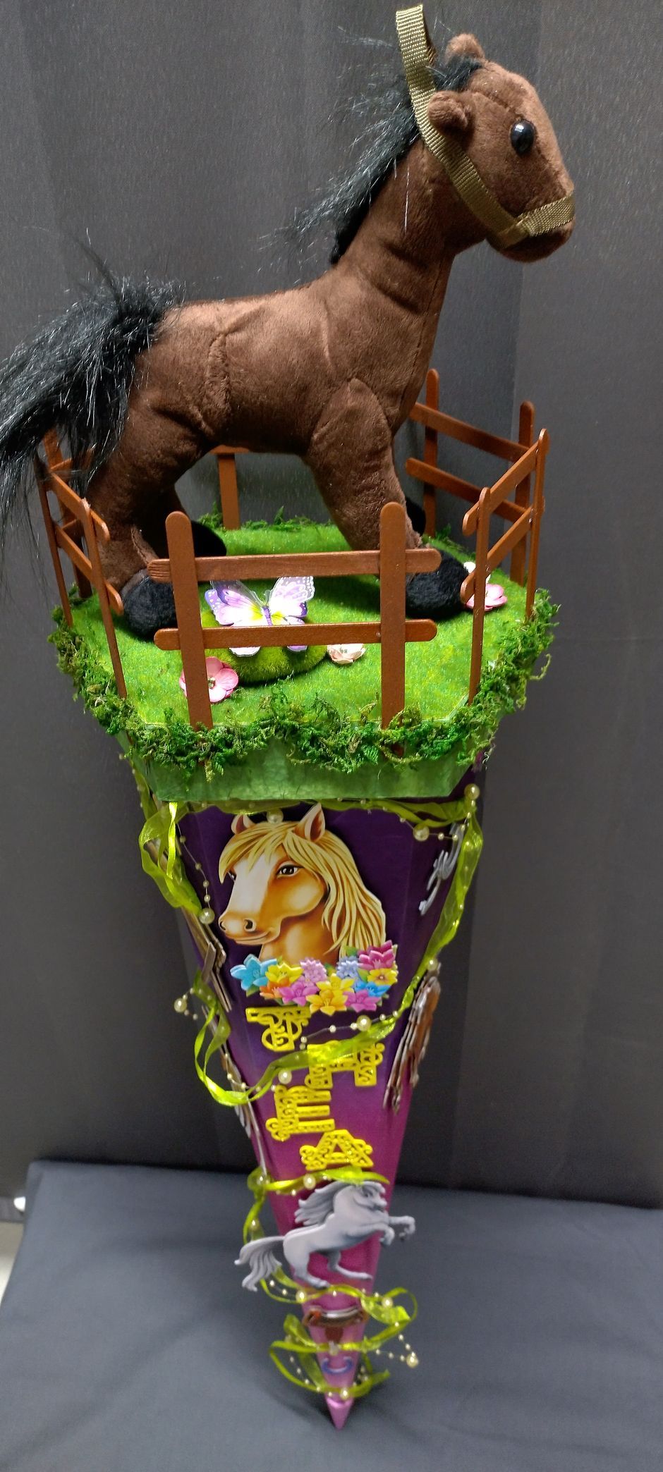 Ein ausgestopftes Pferd sitzt auf einem Kegel.