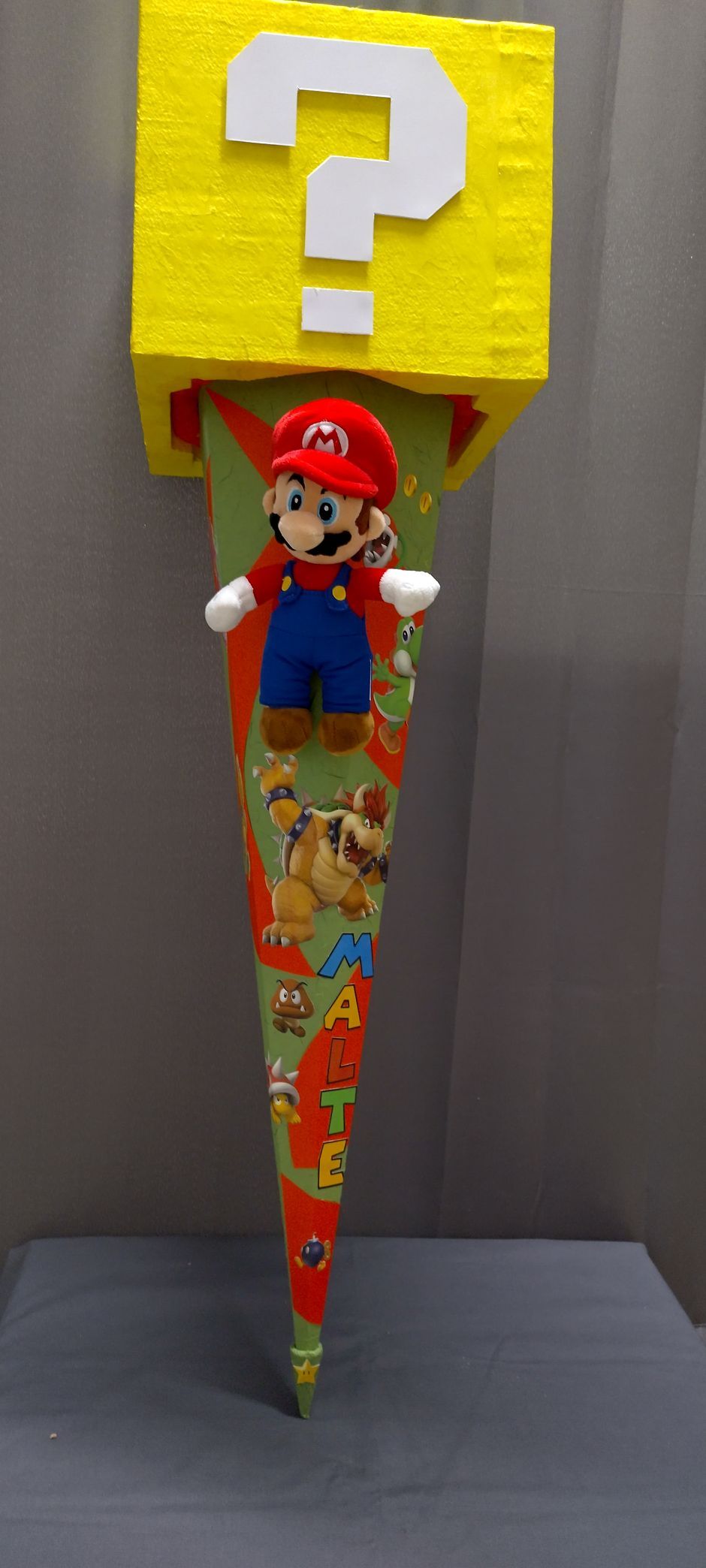 Eine Mario-Piñata mit einem Fragezeichen oben drauf.