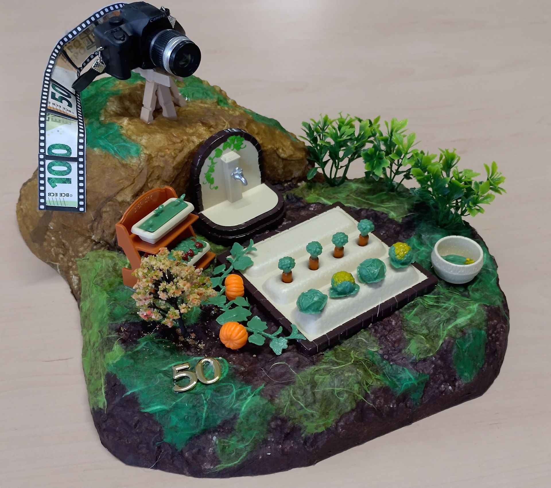 Ein Modell eines Gartens mit der Zahl 50 darauf