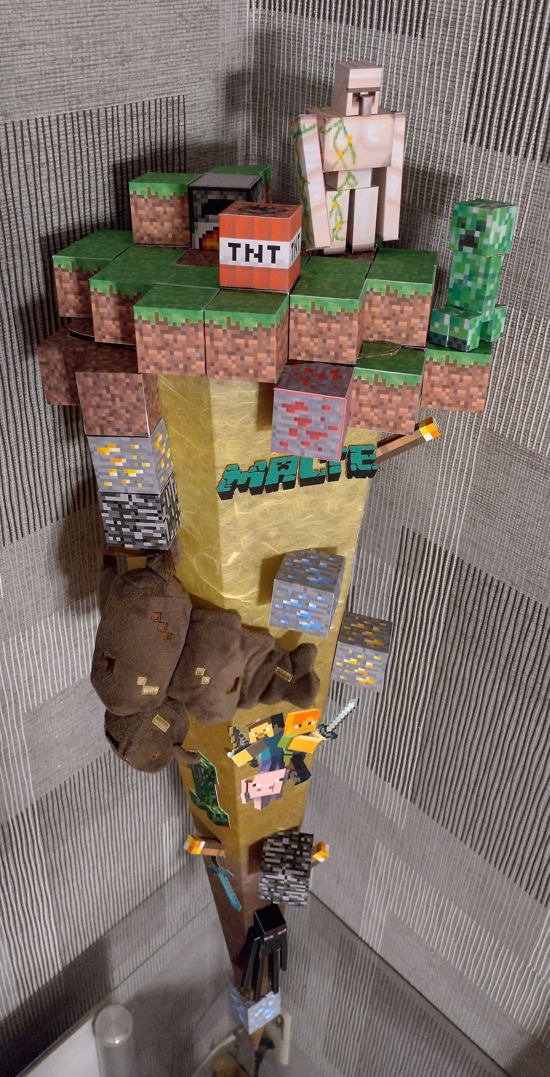 An einer Wand hängt eine Minecraft-Skulptur.
