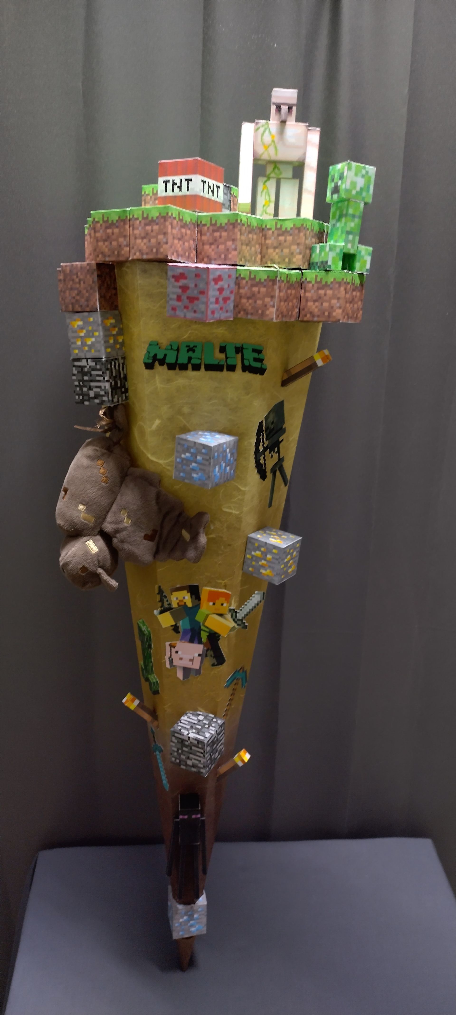 Auf einem Tisch steht eine Minecraft-Skulptur.