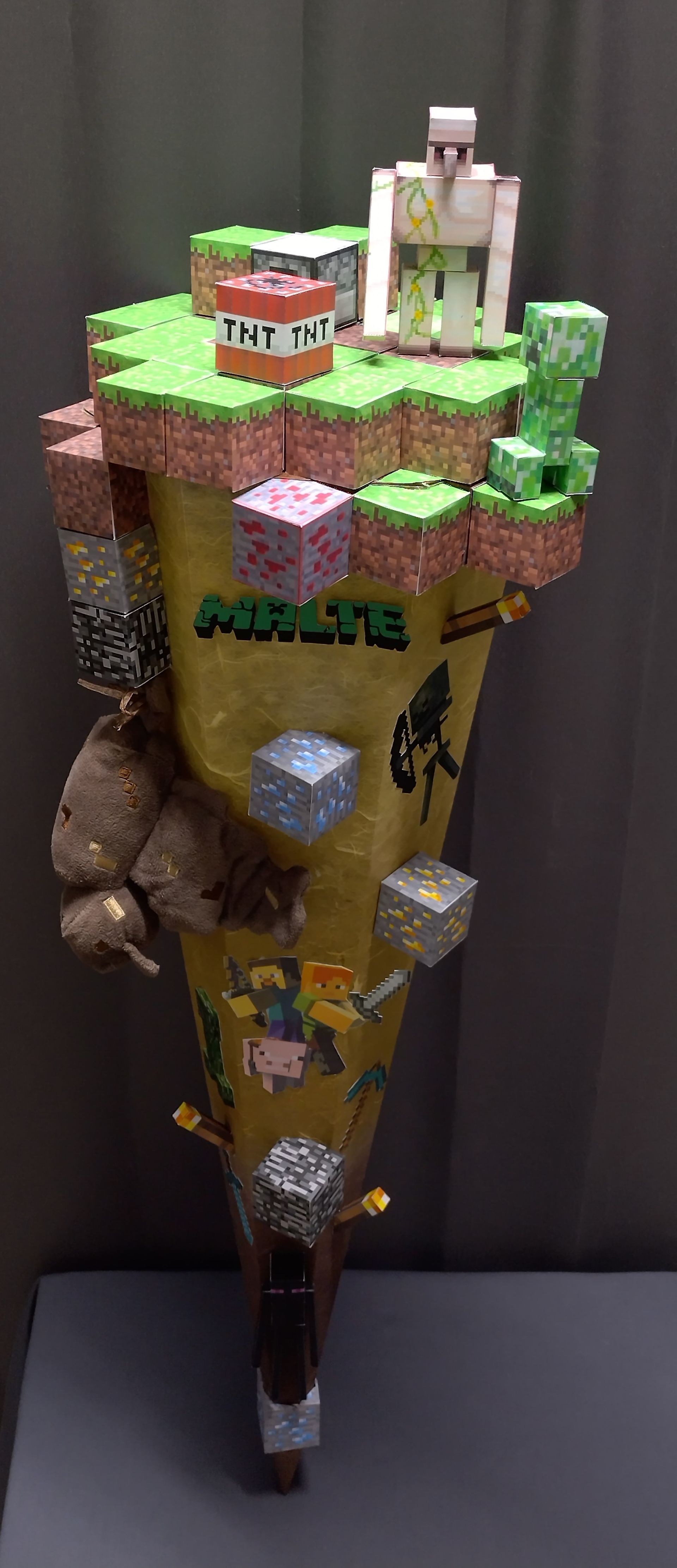 Auf einem Tisch steht ein Kegel mit einem Minecraft-Motiv.