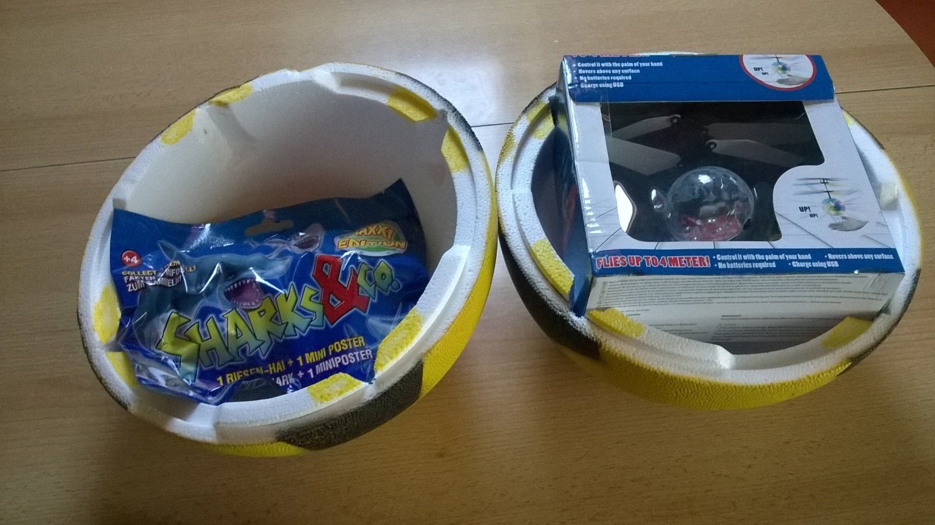 Ein gelb-schwarzer Fußball mit dem Wort „Haie“ darauf