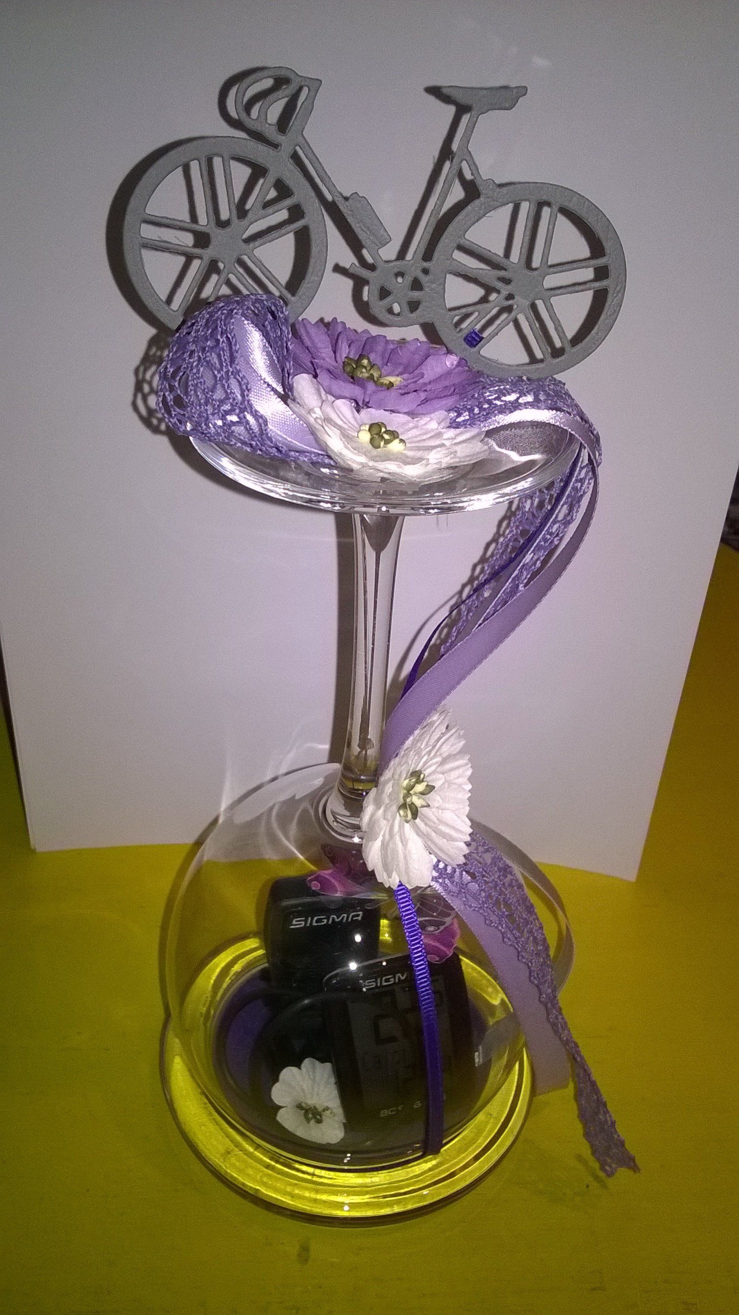 Ein Weinglas mit einem Fahrrad darauf