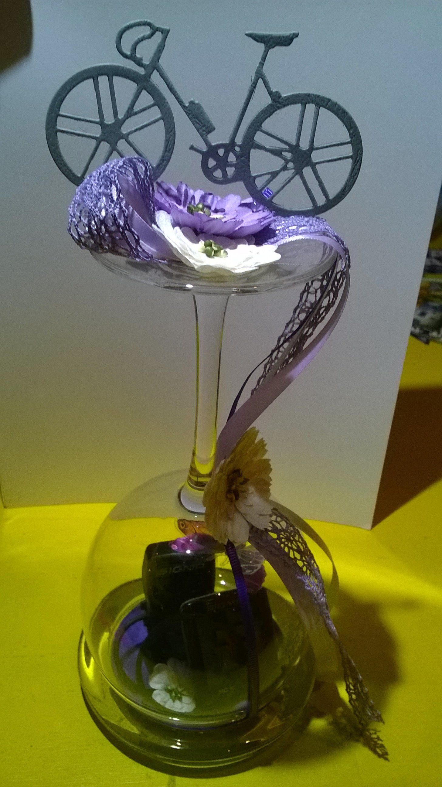 Ein Weinglas mit einem Fahrrad darauf.