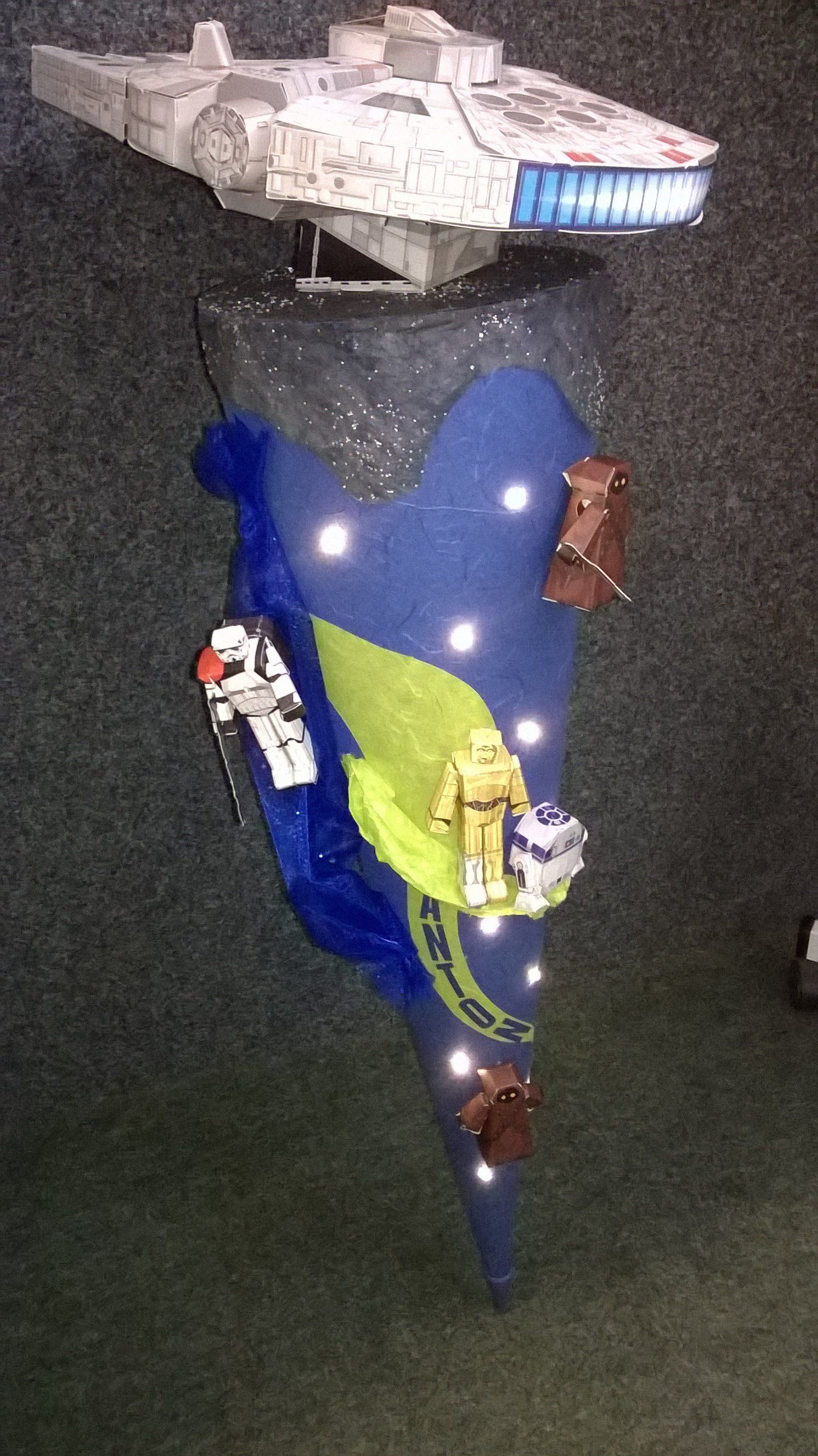 Auf einem Tisch steht ein Modell eines Star Wars-Kampfjets.