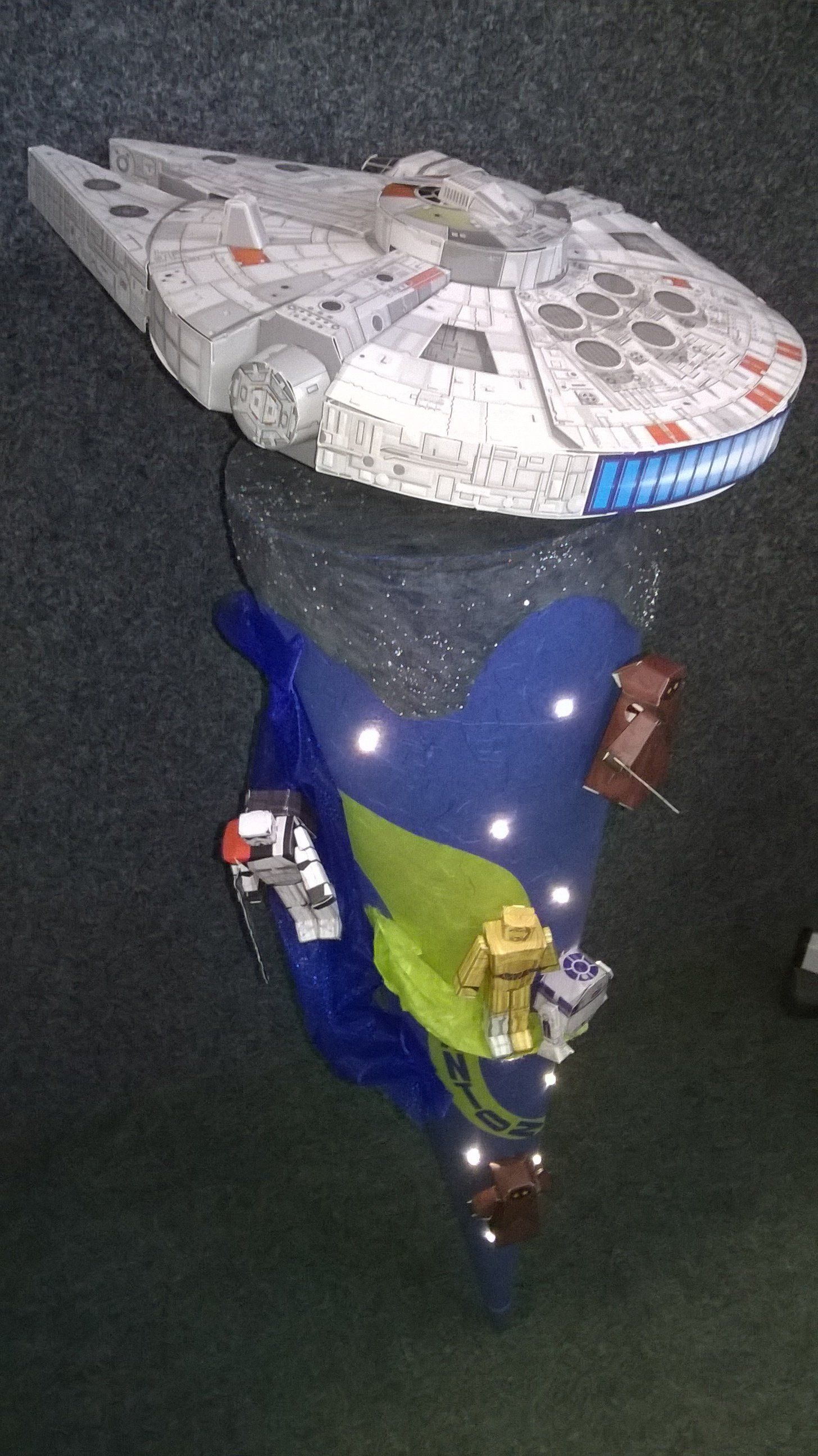 Ein Star Wars-Kegel mit einem Millennium Falcon darauf