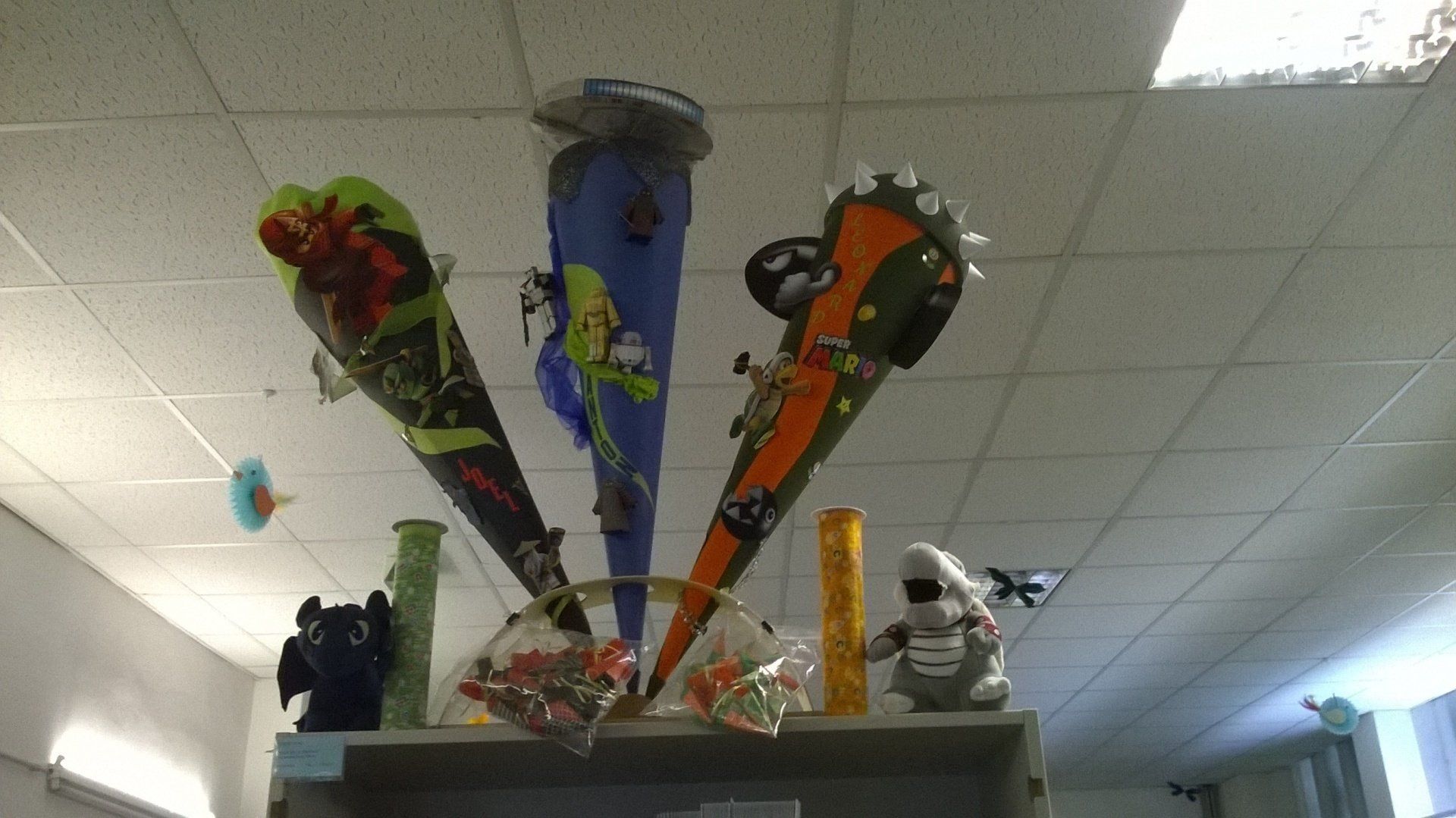 In einem Raum hängen mehrere Zapfen von der Decke