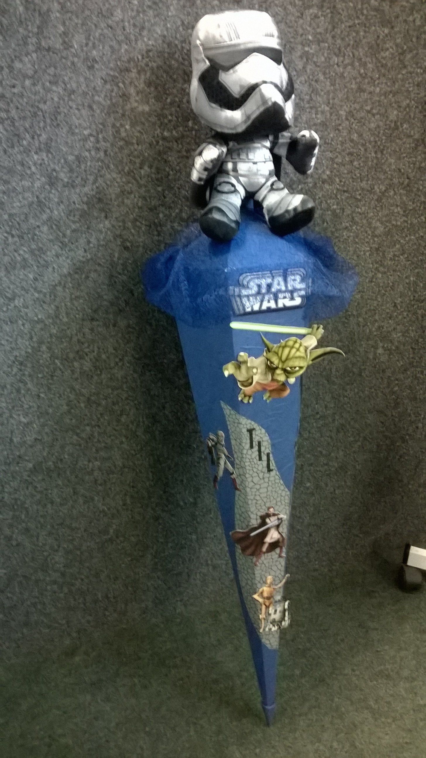 Eine Star Wars-Tüte mit einem Sturmtruppler oben drauf.