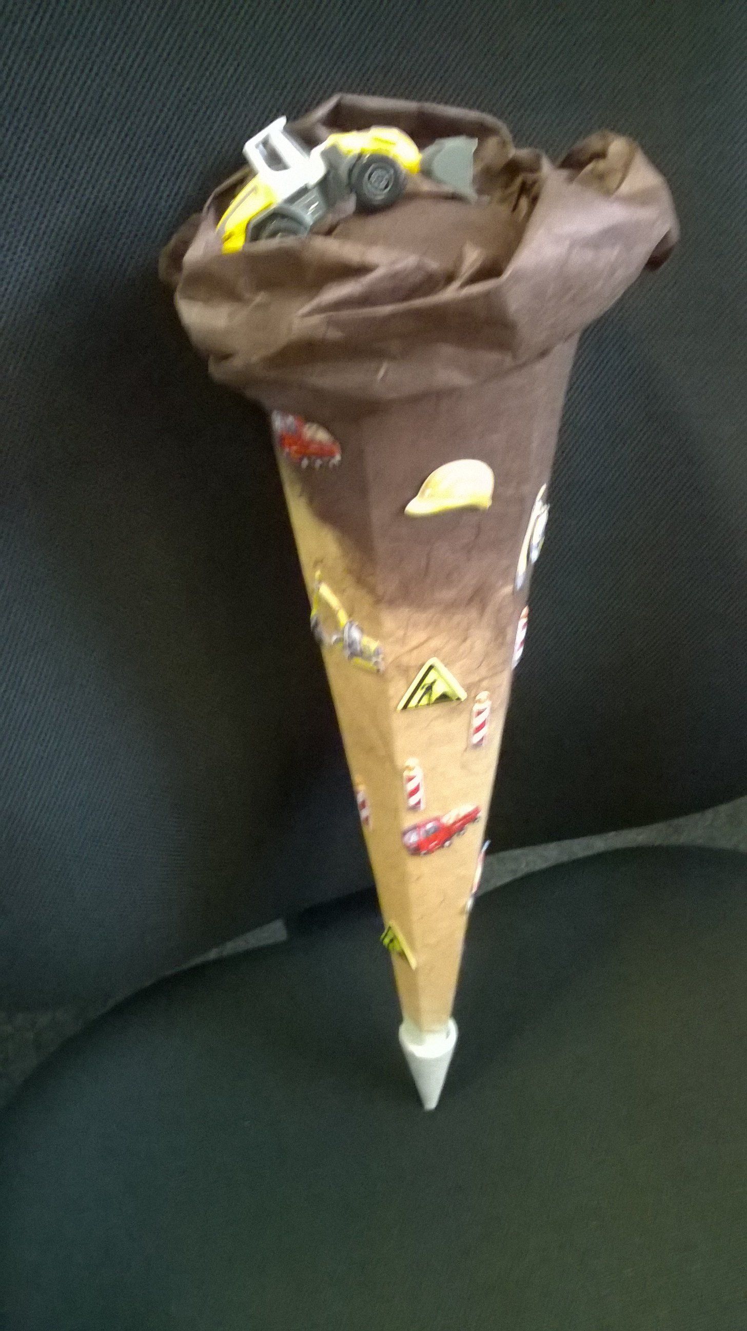 Eine Eistüte mit einem Spielzeugauto darin