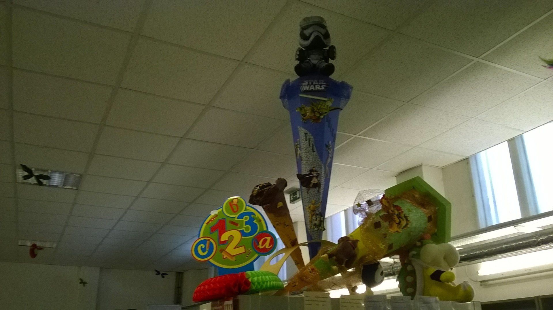 Ein Haufen Stofftiere hängen von der Decke