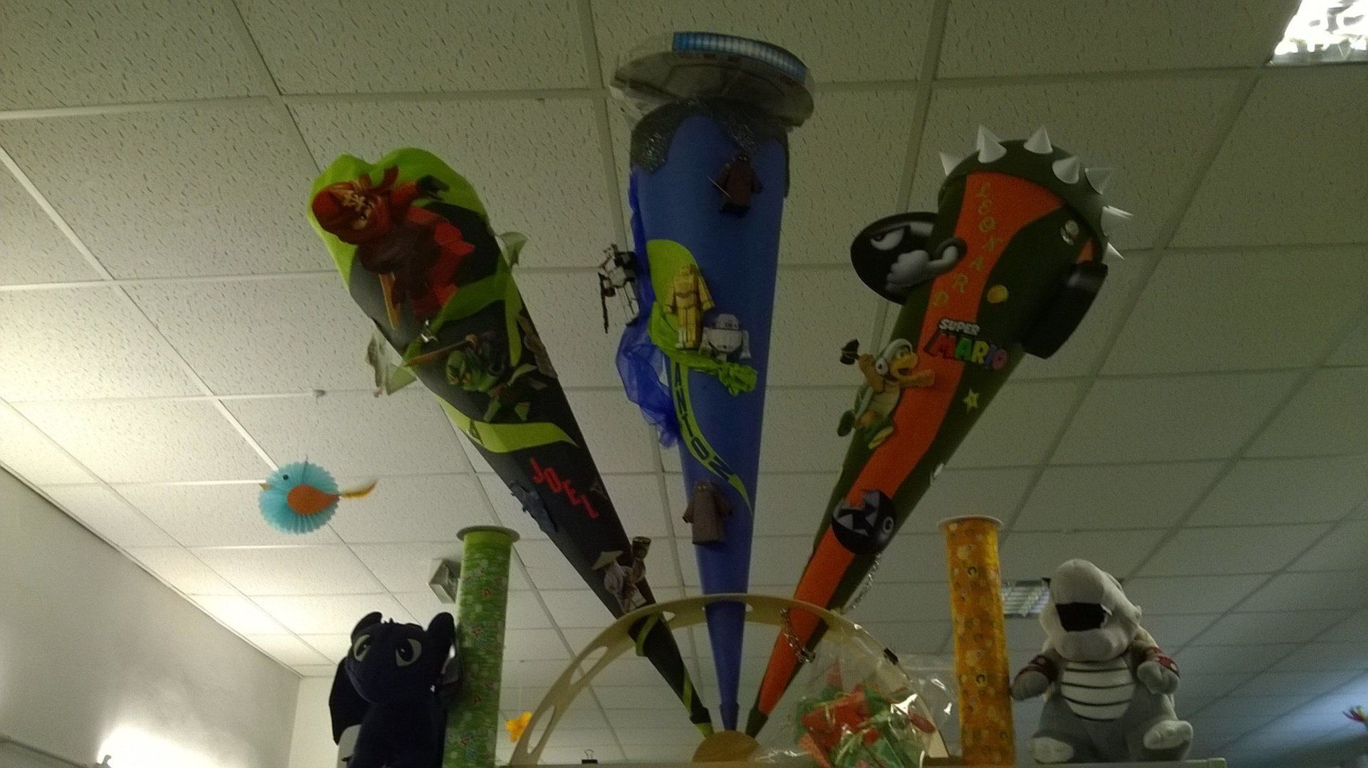 In einem Raum hängen mehrere Zapfen von der Decke