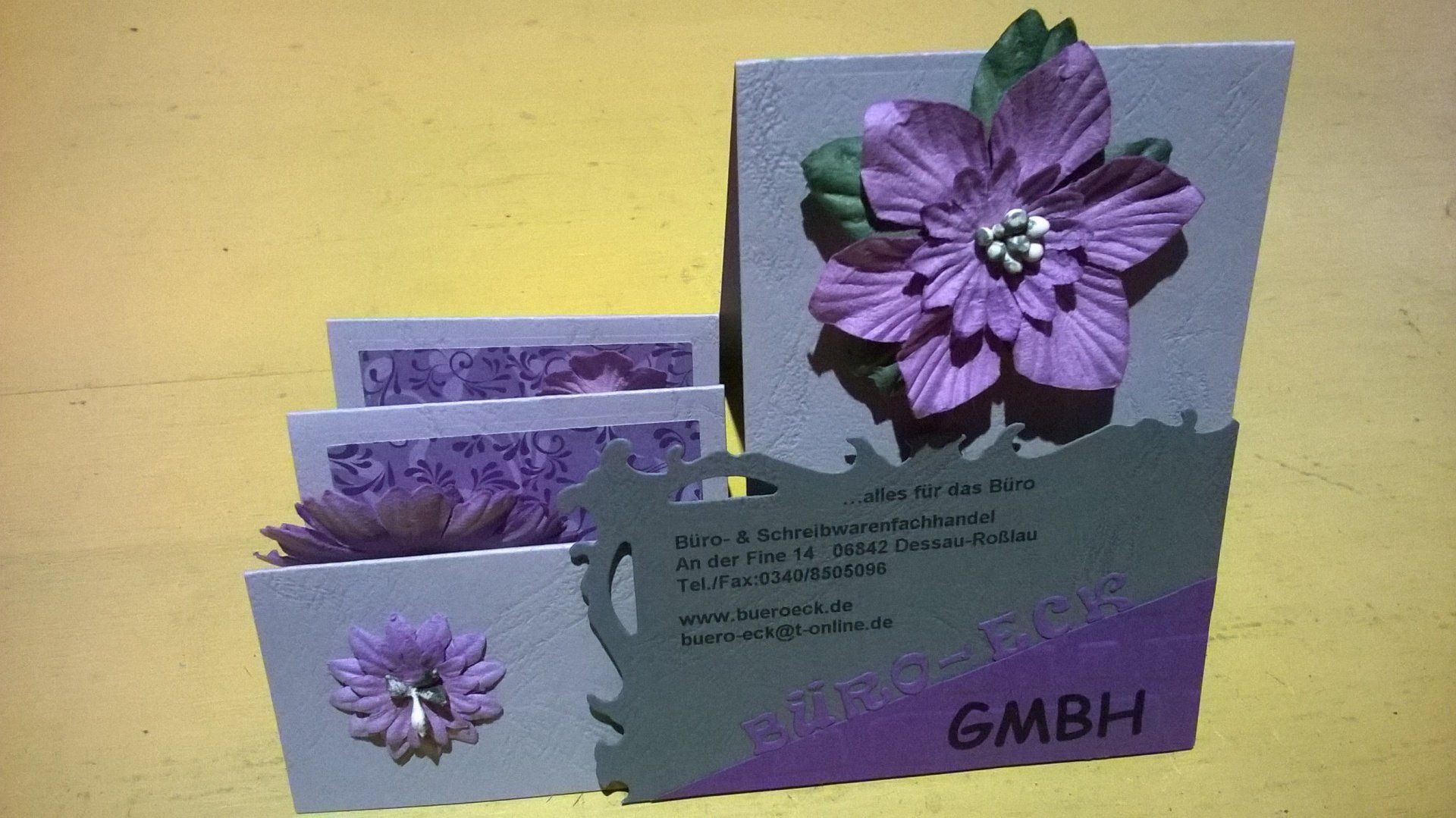 Eine GmbH-Visitenkarte mit einer lila Blume darauf