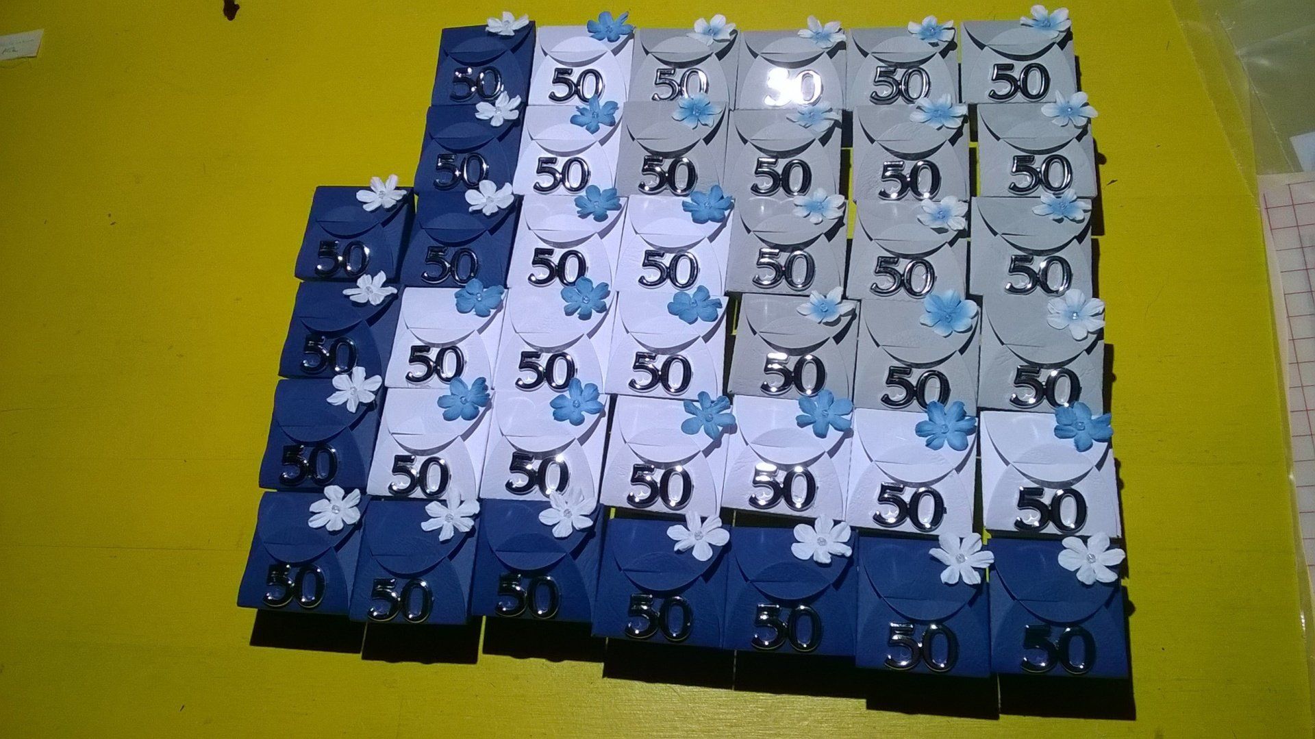 Ein Bündel Umschläge mit der Nummer 50 darauf