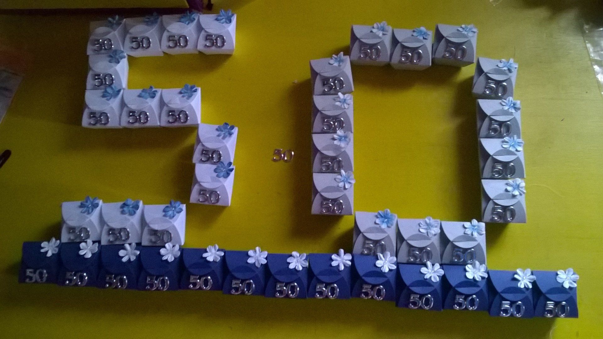 Die Zahl 50 besteht aus kleinen Kästchen