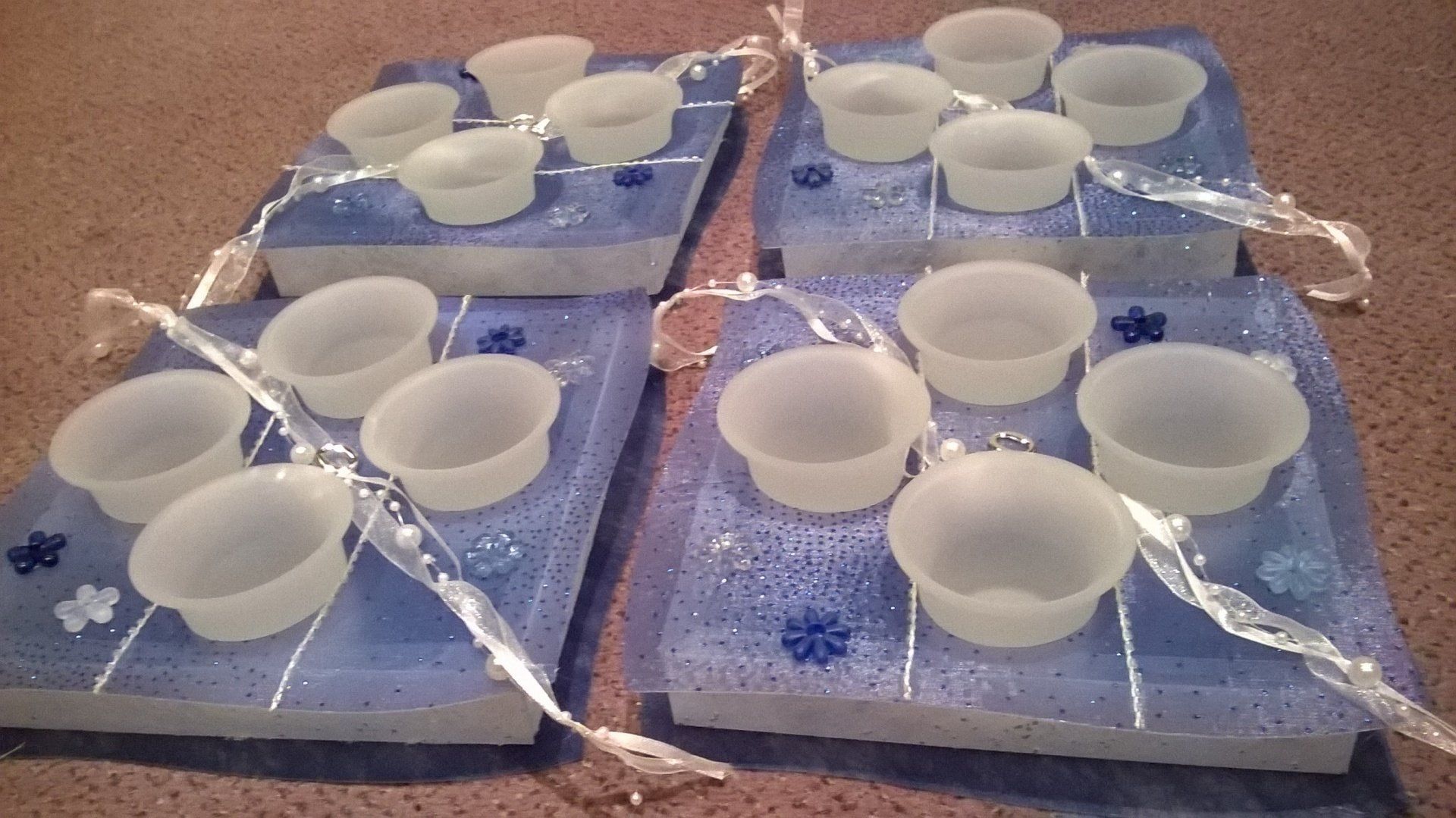 Ein Haufen Kerzenständer stehen auf einem Tisch