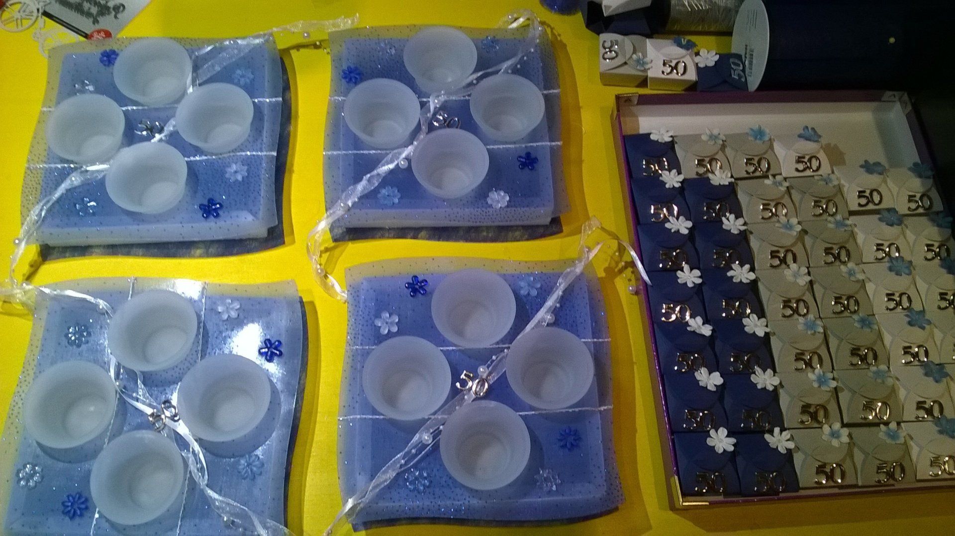 Auf einem Tisch stehen mehrere Plastikbehälter.