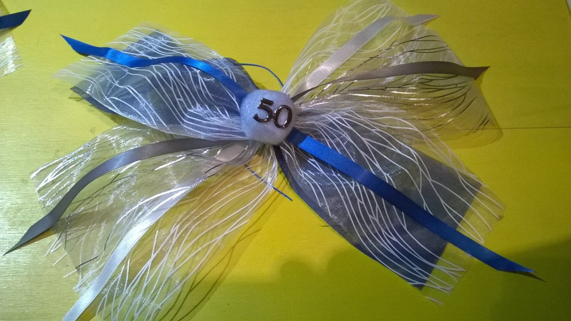 Eine Schleife mit der Zahl 50 darauf