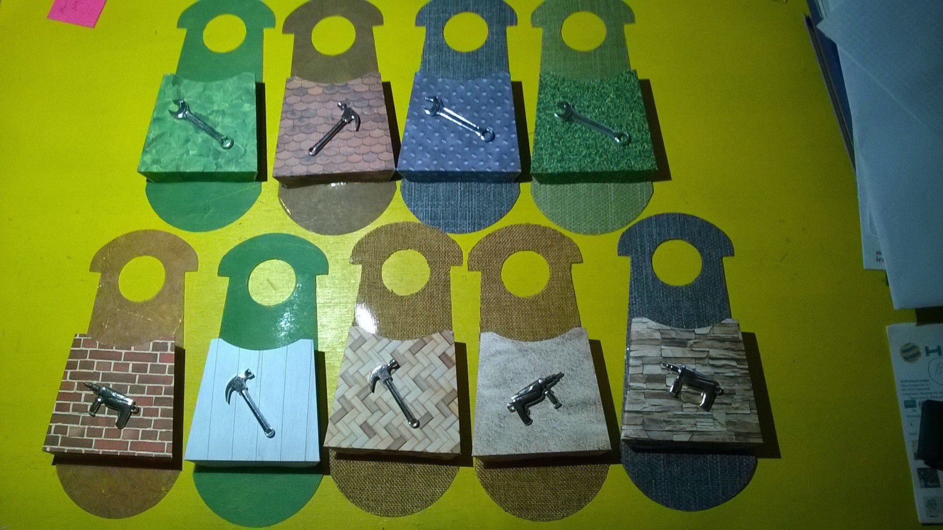 Ein Haufen Uhren stehen auf einem gelben Tisch