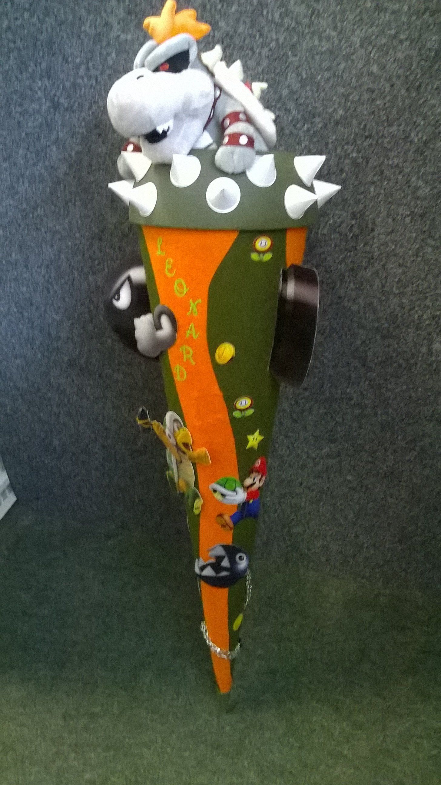 Eine gefüllte Bowle ist auf einer Schultüte