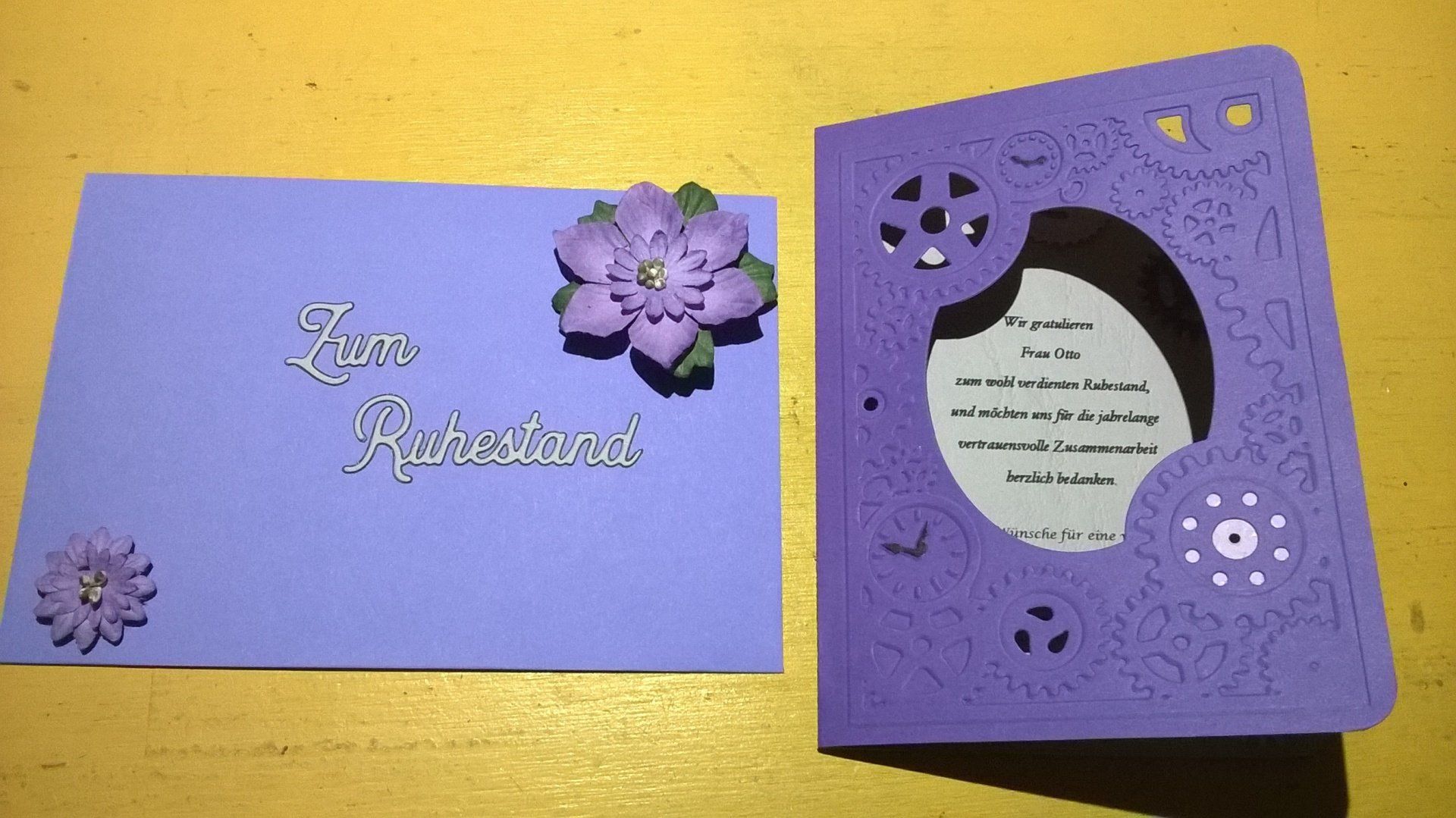 Eine lila Grußkarte mit einer Blume darauf