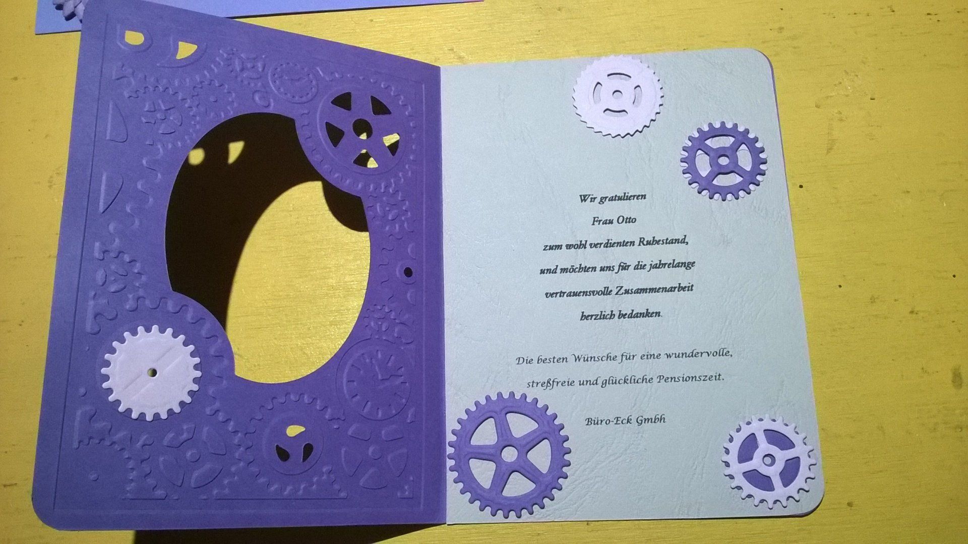 Eine lila Karte mit einem Pinguin und Zahnrädern darauf