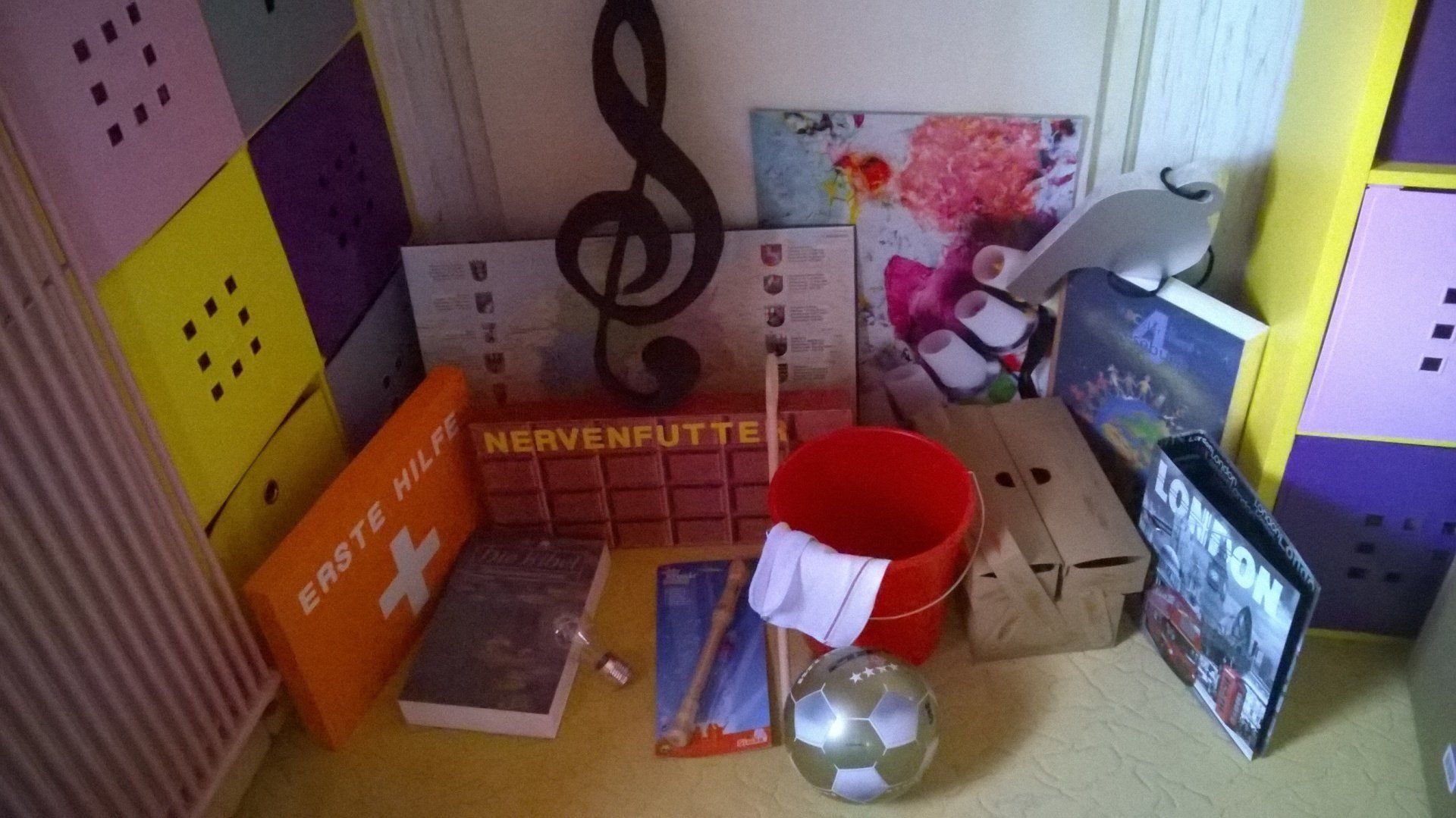 Ein Zimmer mit einem Schild mit der Aufschrift „Erste Hilfe“