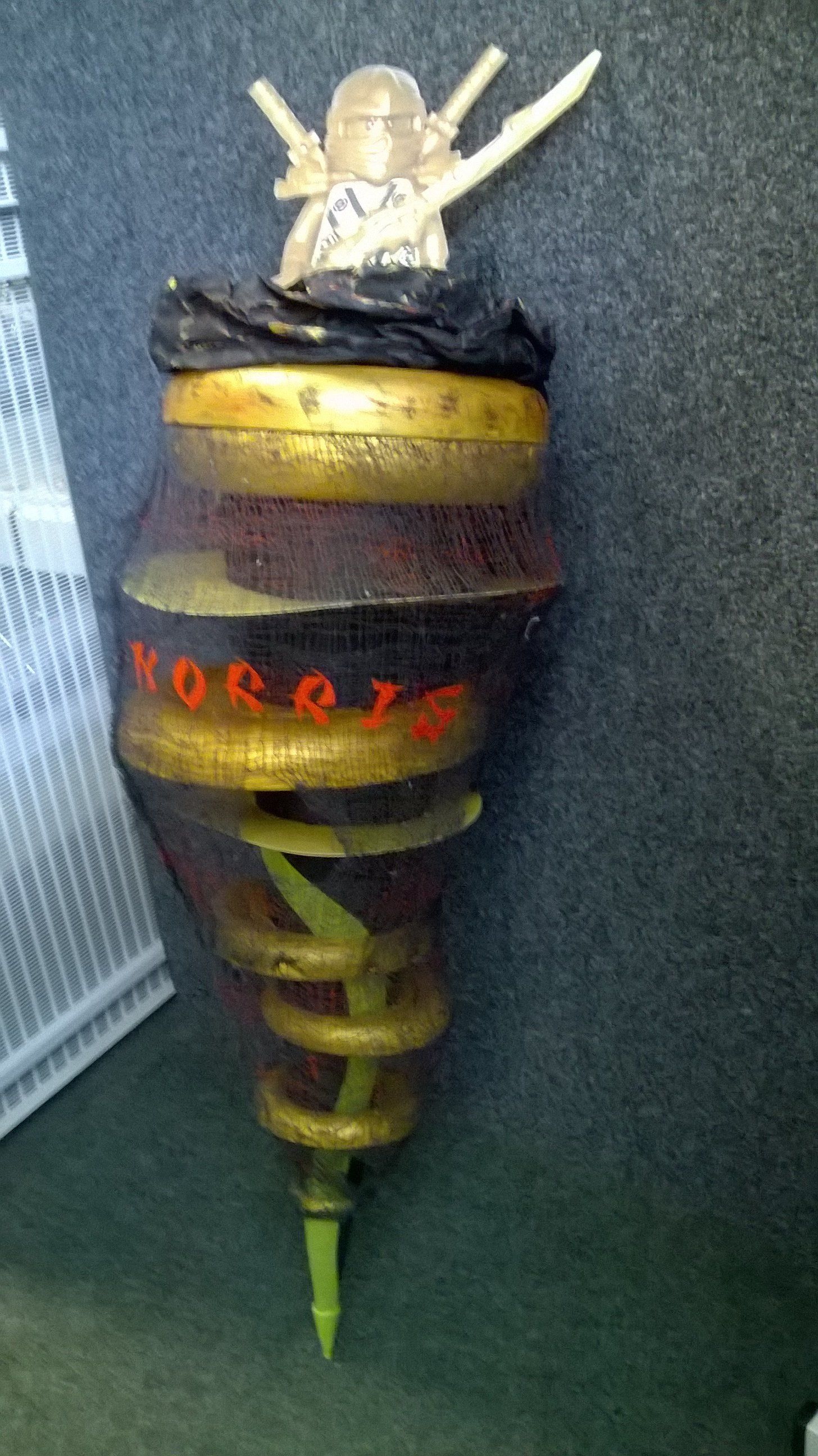 Eine Engelsstatue sitzt auf einem spiralförmigen Objekt.