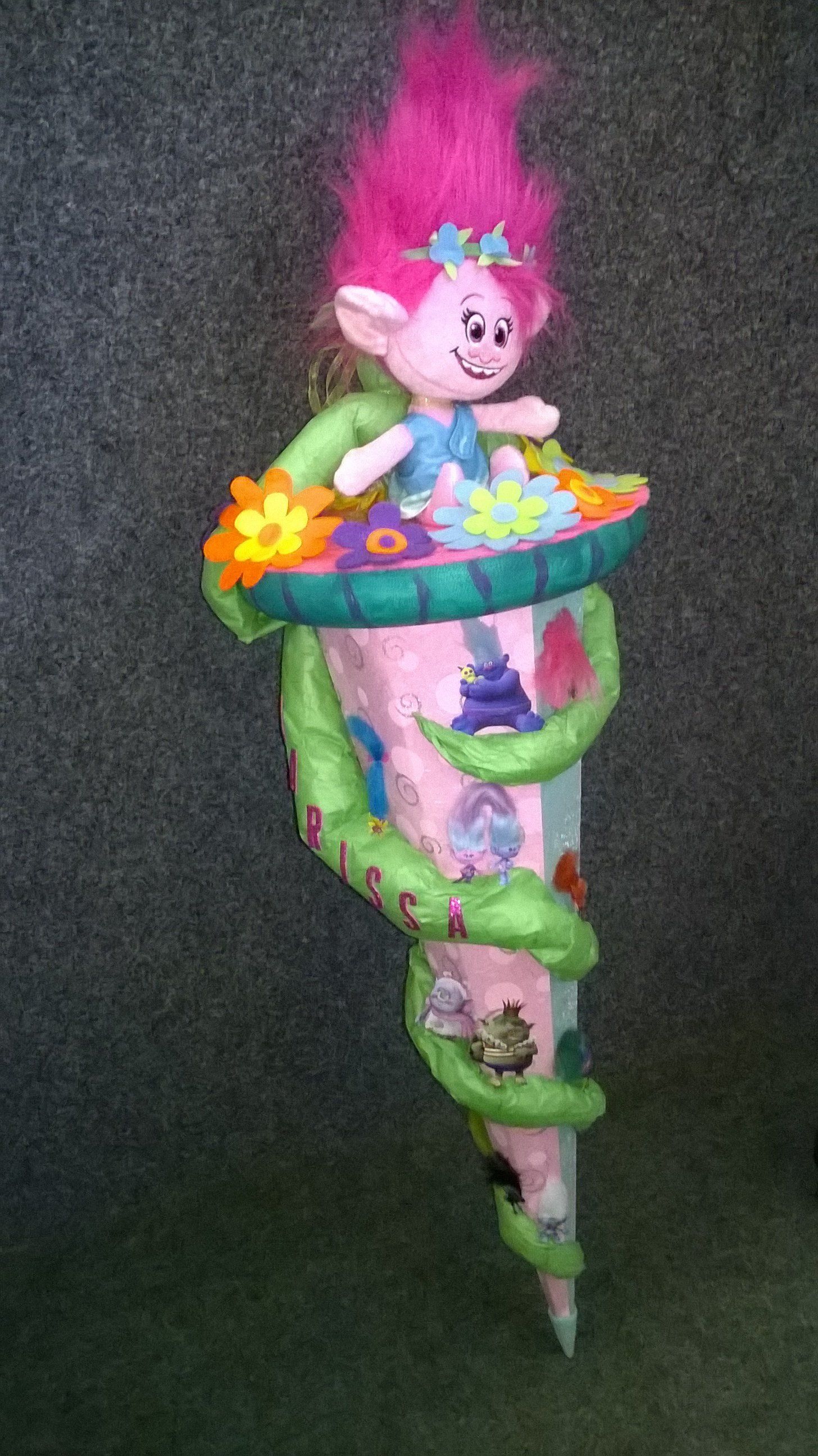 Eine Trollpuppe sitzt auf einem Trollkegel.