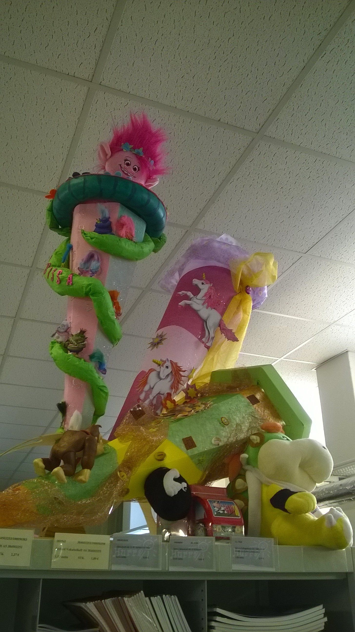 In einem Zimmer stehen mehrere Stofftiere auf einem Regal.