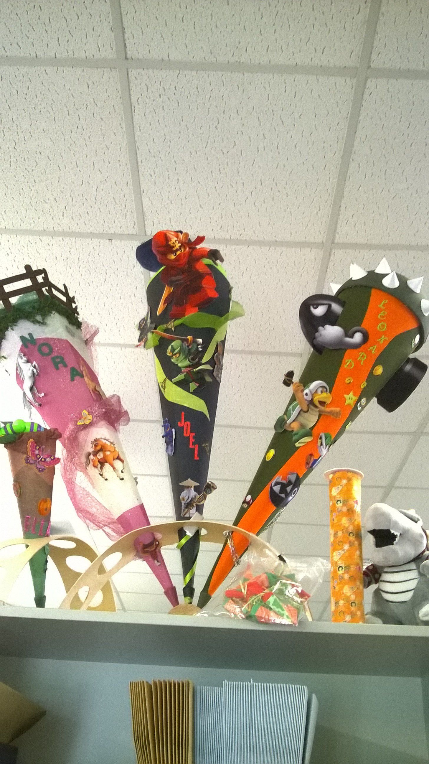 Ein Regal mit einem Haufen Stofftiere darauf