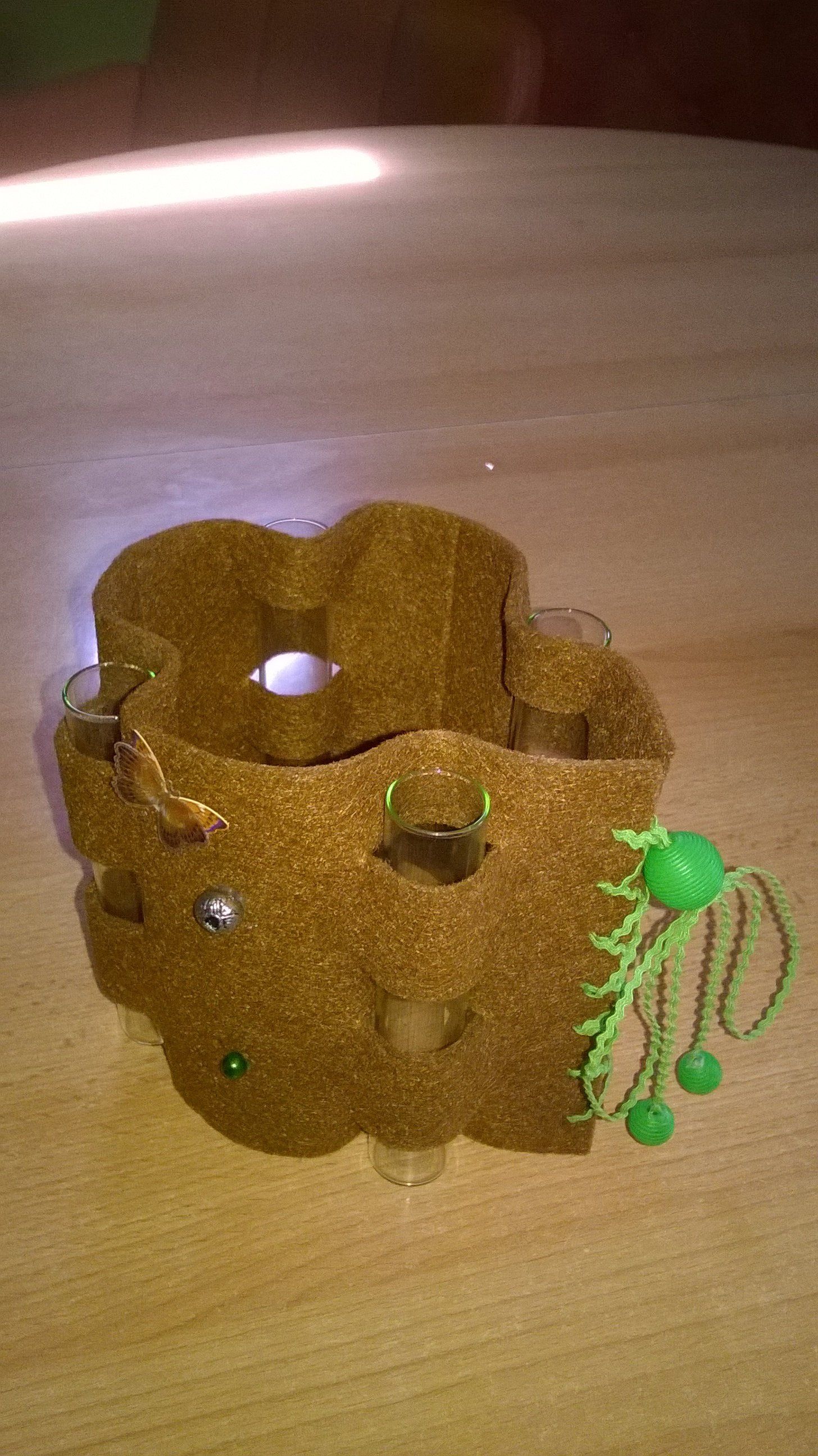 Auf einem Holztisch liegt ein brauner Gegenstand.