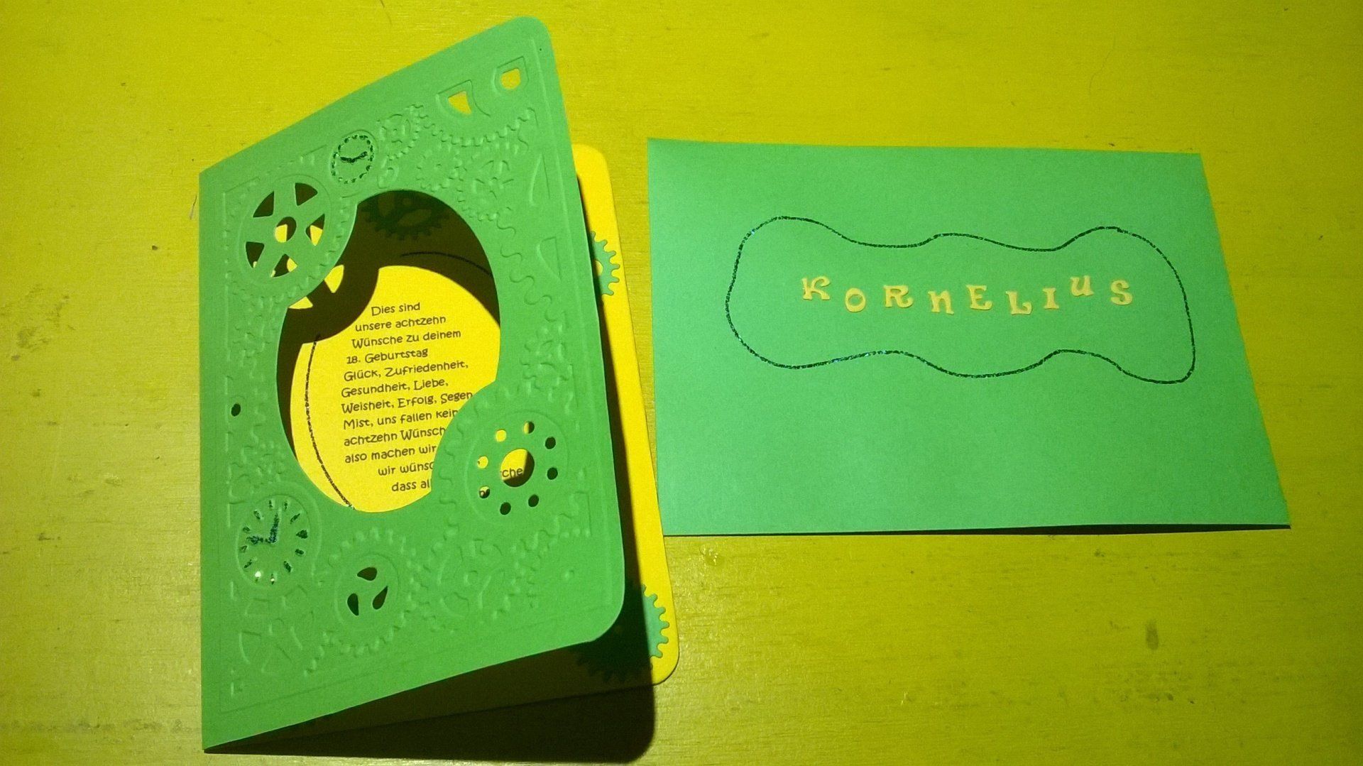 Ein grünes Stück Papier mit dem Wort Korellis darauf