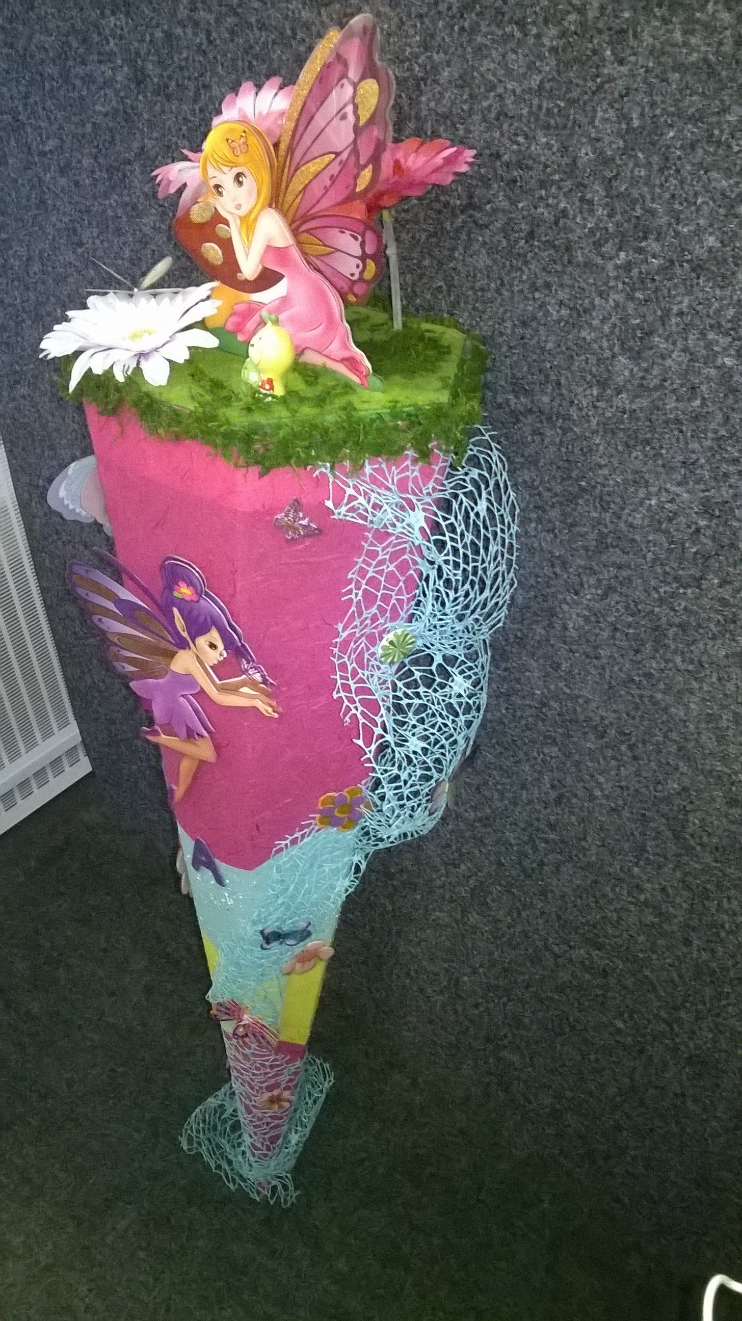 Ein rosa Kegel mit einer Fee darauf.