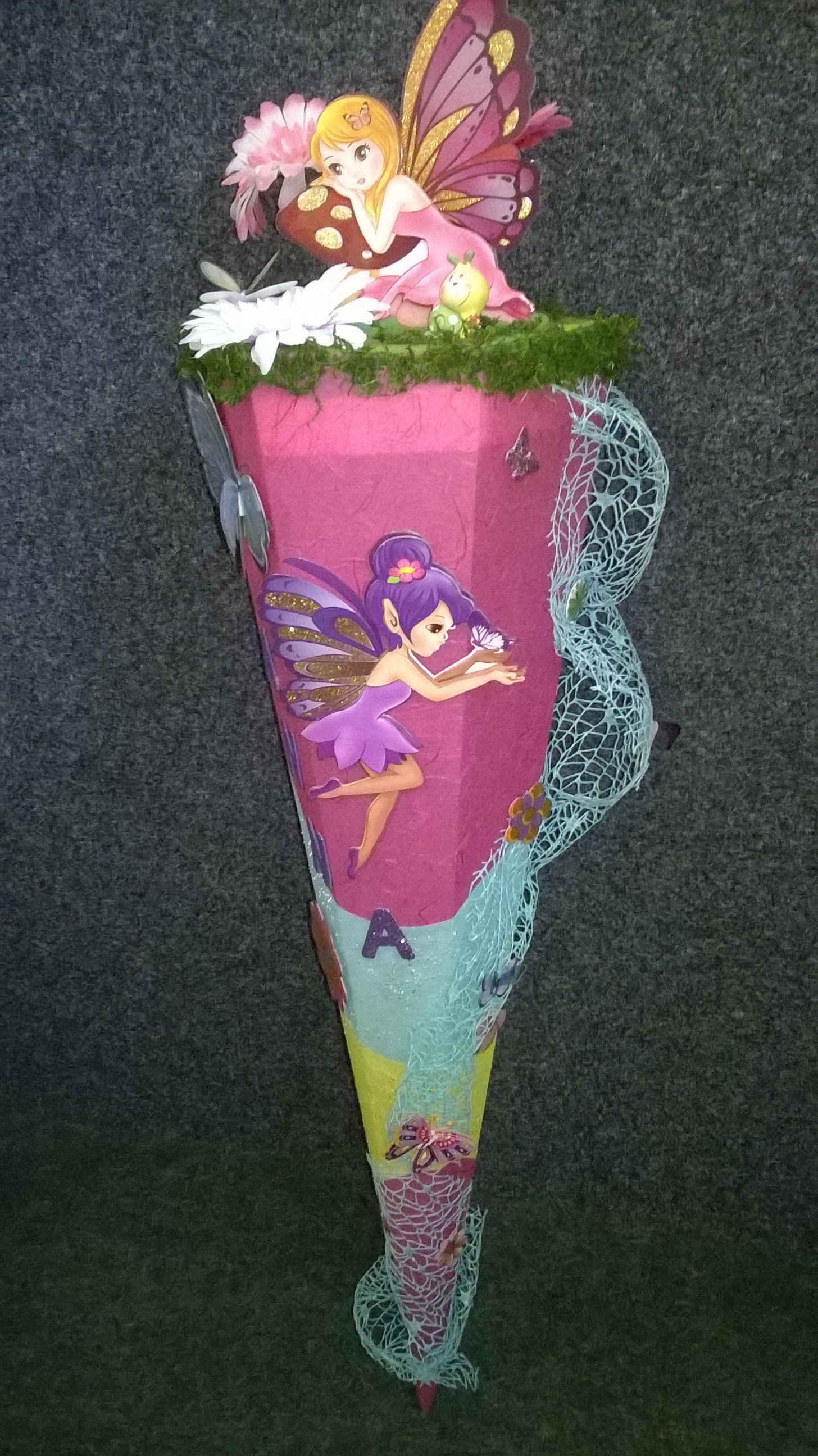 Ein rosa Kegel mit einer Fee darauf.