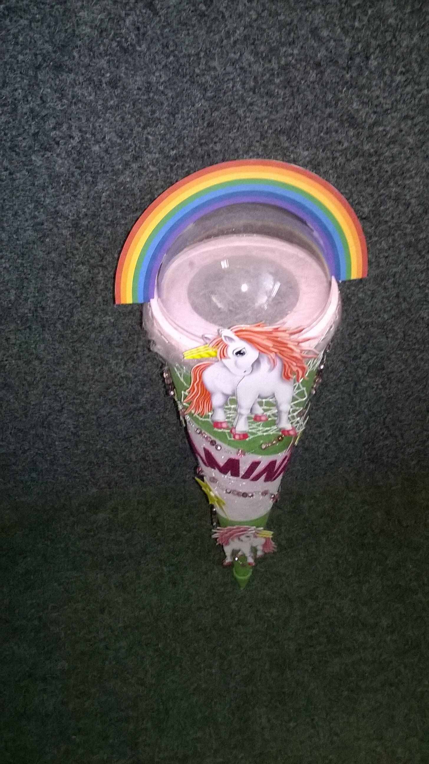Ein Kegel mit einem Einhorn und einem Regenbogen darauf.