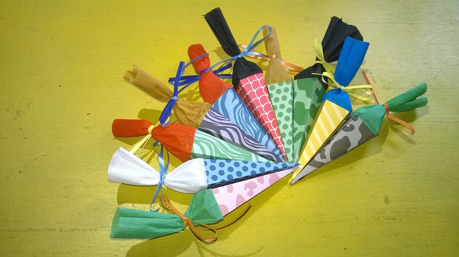 Ein Haufen bunter Zapfen auf einer gelben Fläche