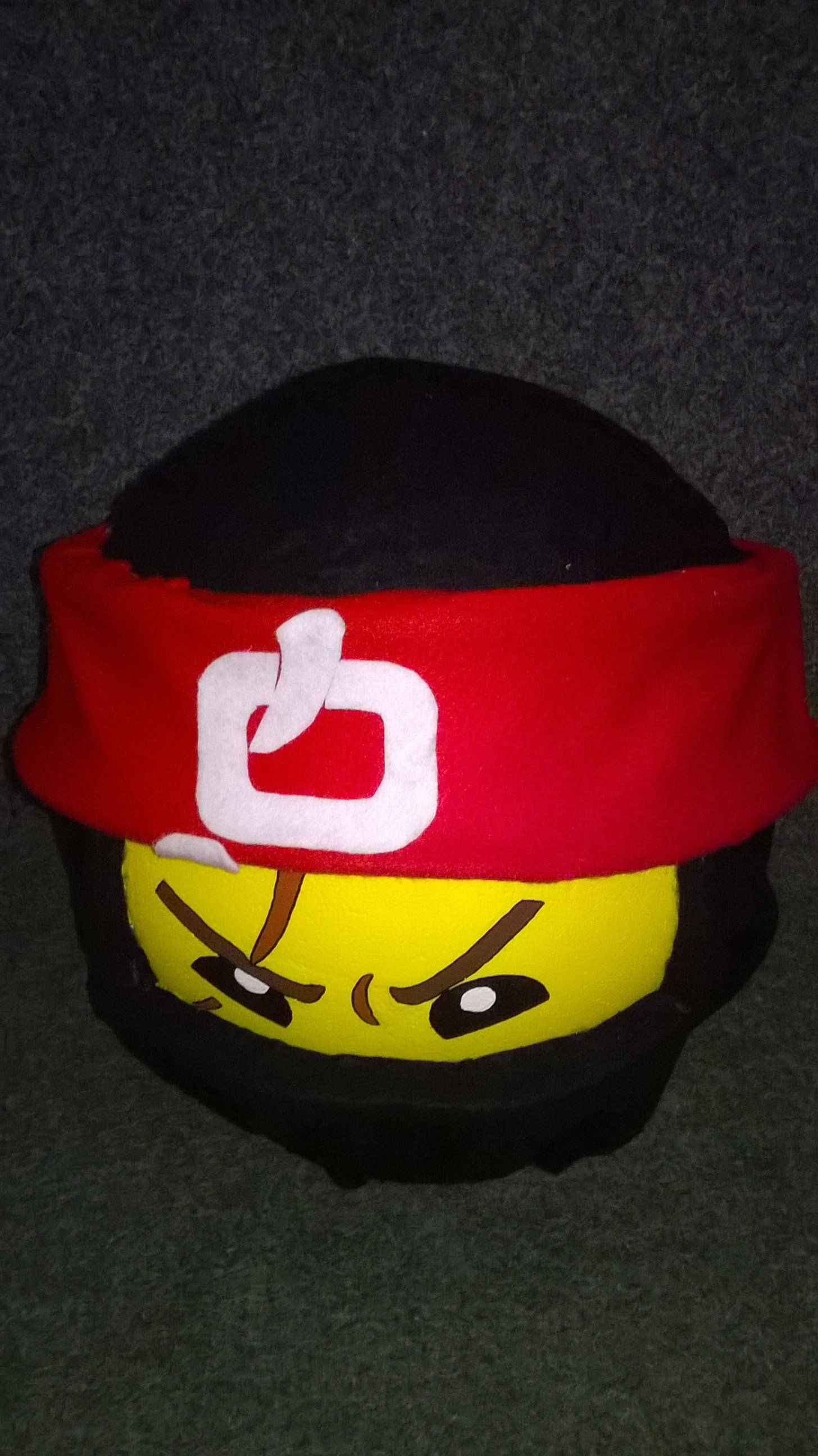 Ein ausgestopfter Ninjakopf mit einem roten Stirnband.