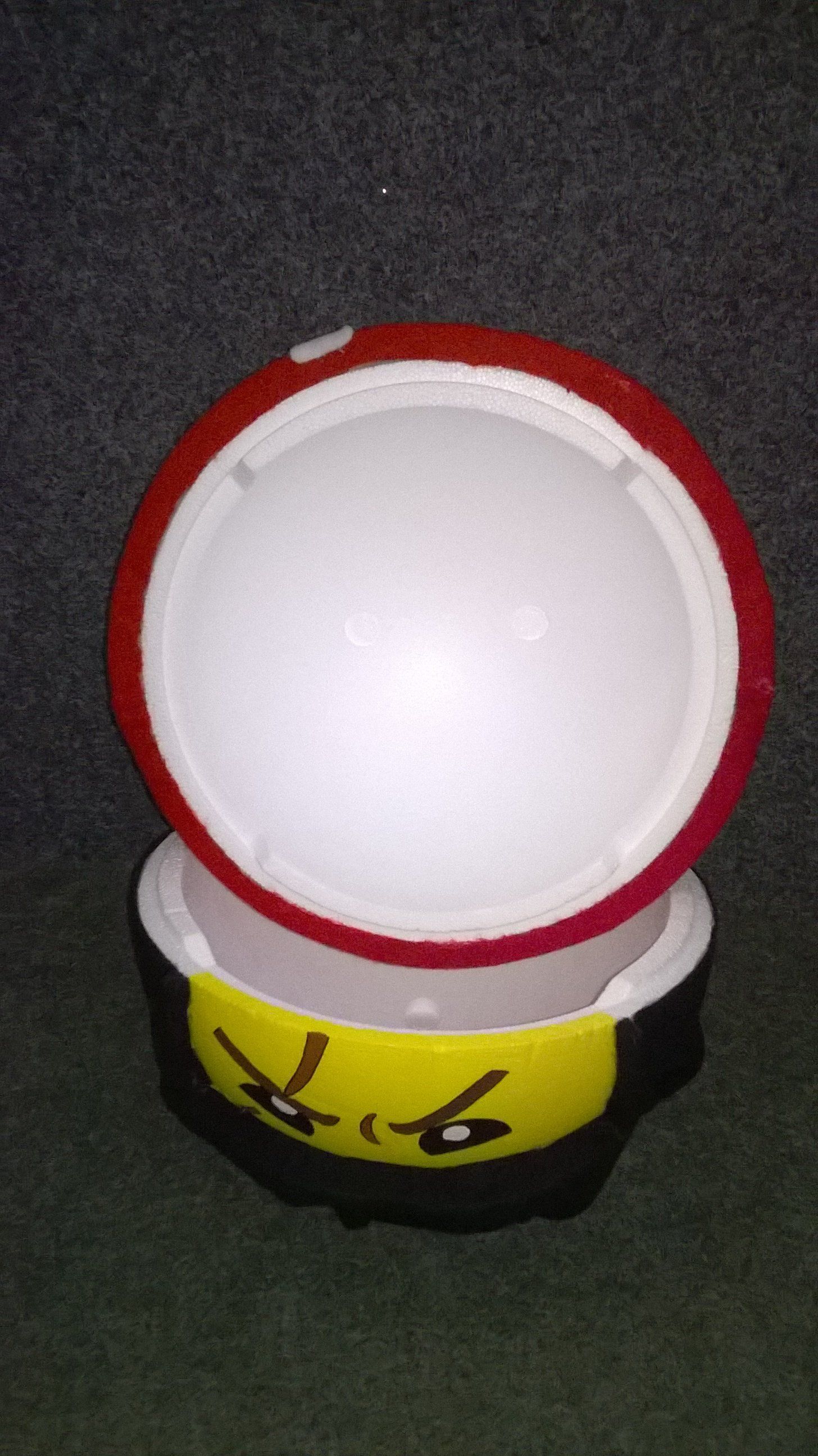 Eine gelb-schwarze Kühlbox mit geöffnetem Deckel.