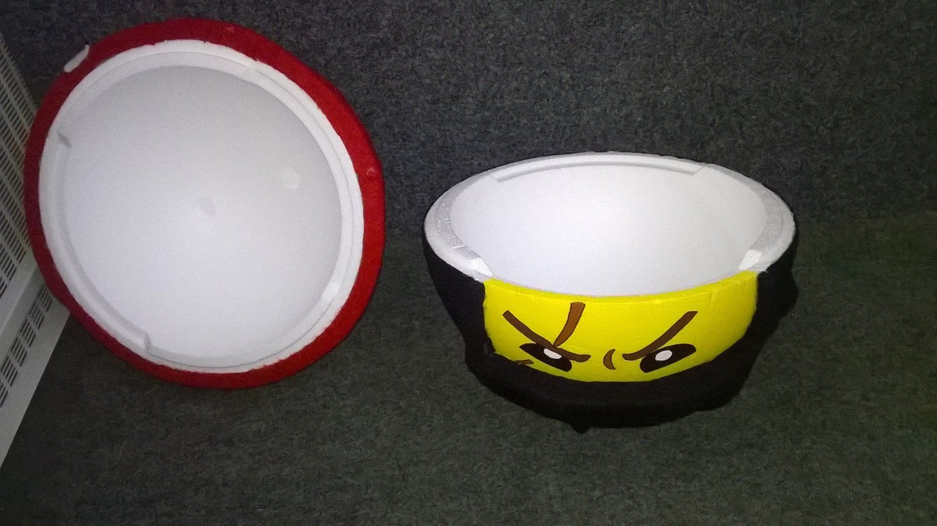 Eine Schüssel mit einem aufgemalten Ninja-Gesicht