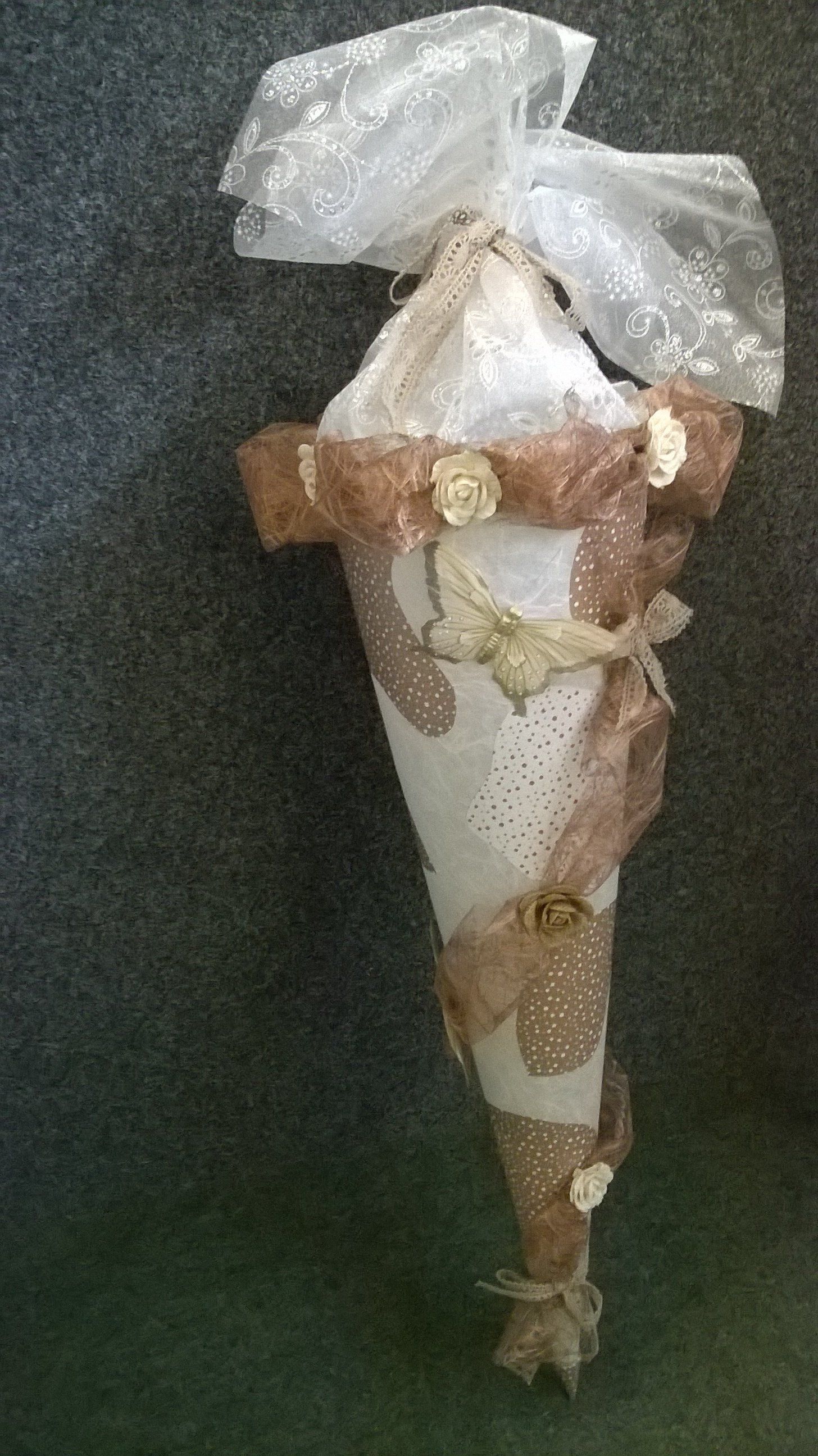 Eine Nahaufnahme einer in Plastik eingewickelten Tüte, die auf einem Tisch steht.