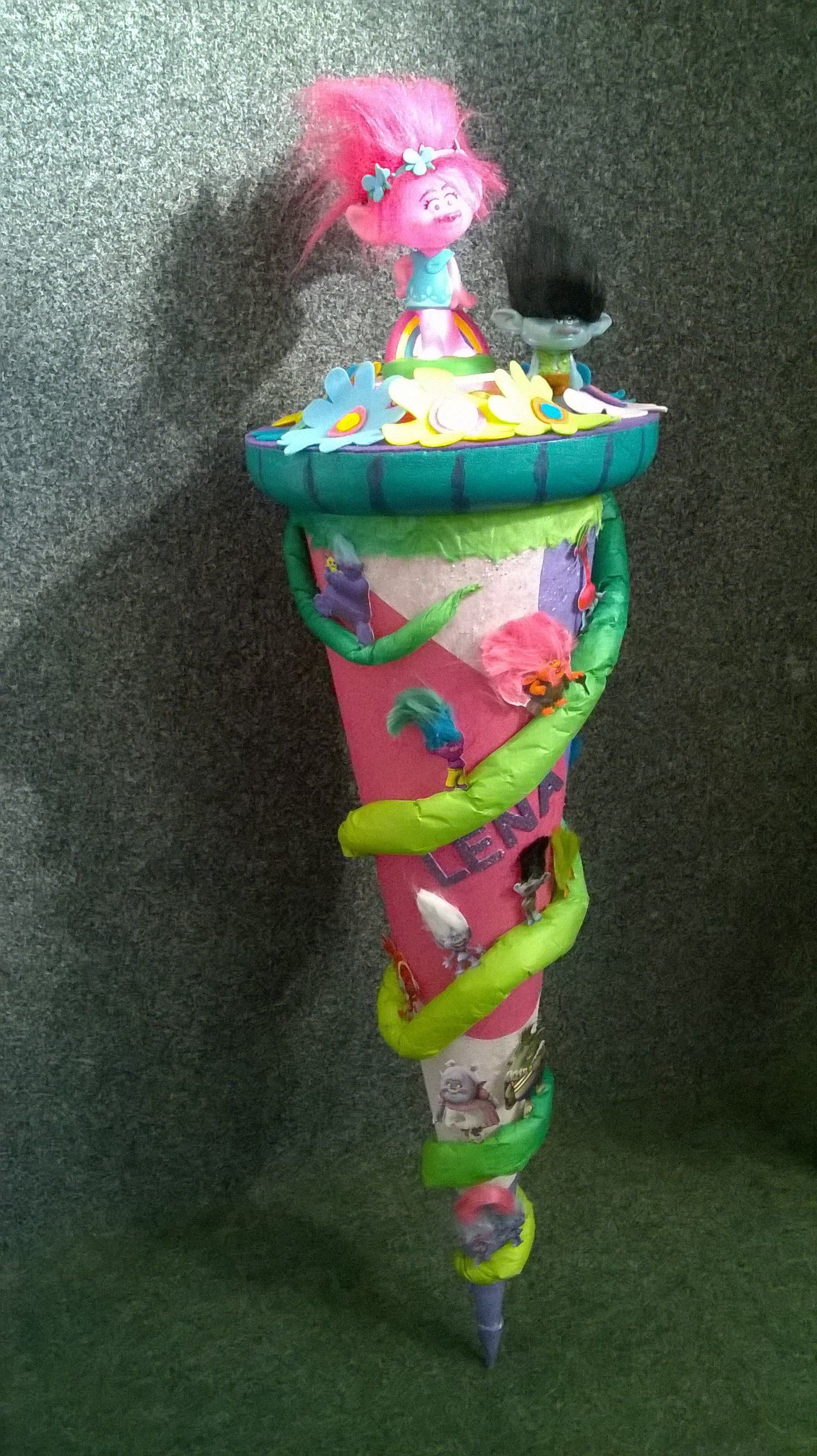 Ein bunter Kegel mit einem Troll darauf.