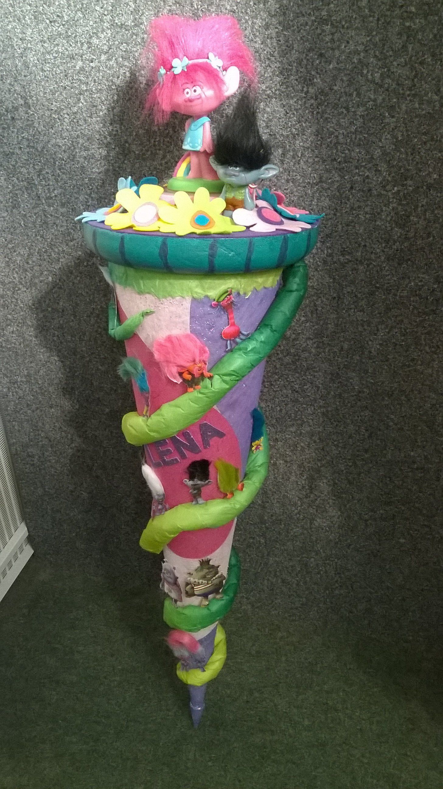 Es sieht aus wie ein Vogelhäuschen mit einem Troll oben drauf.