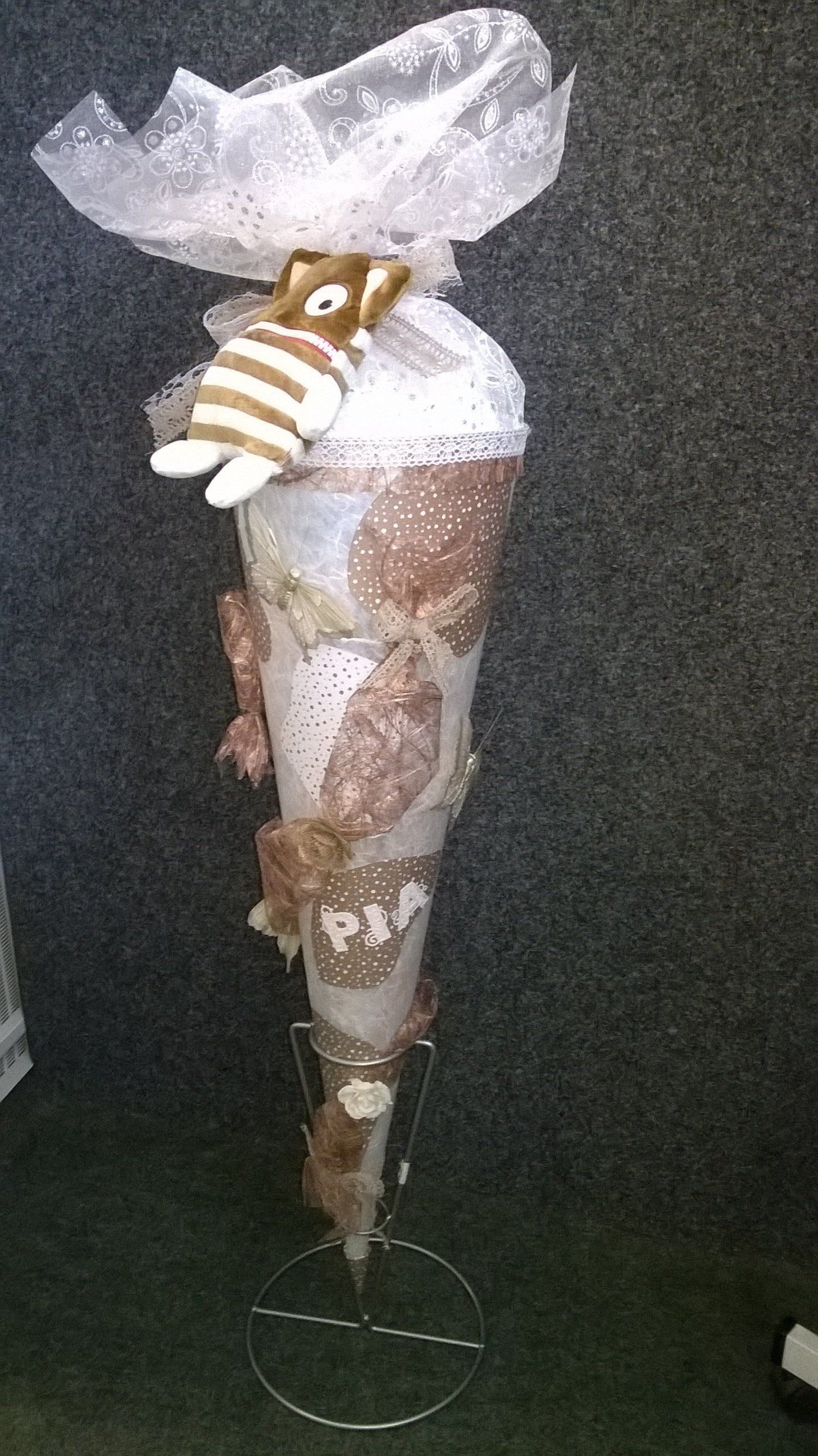 Eine Tüte mit einem Teddybären obendrauf.