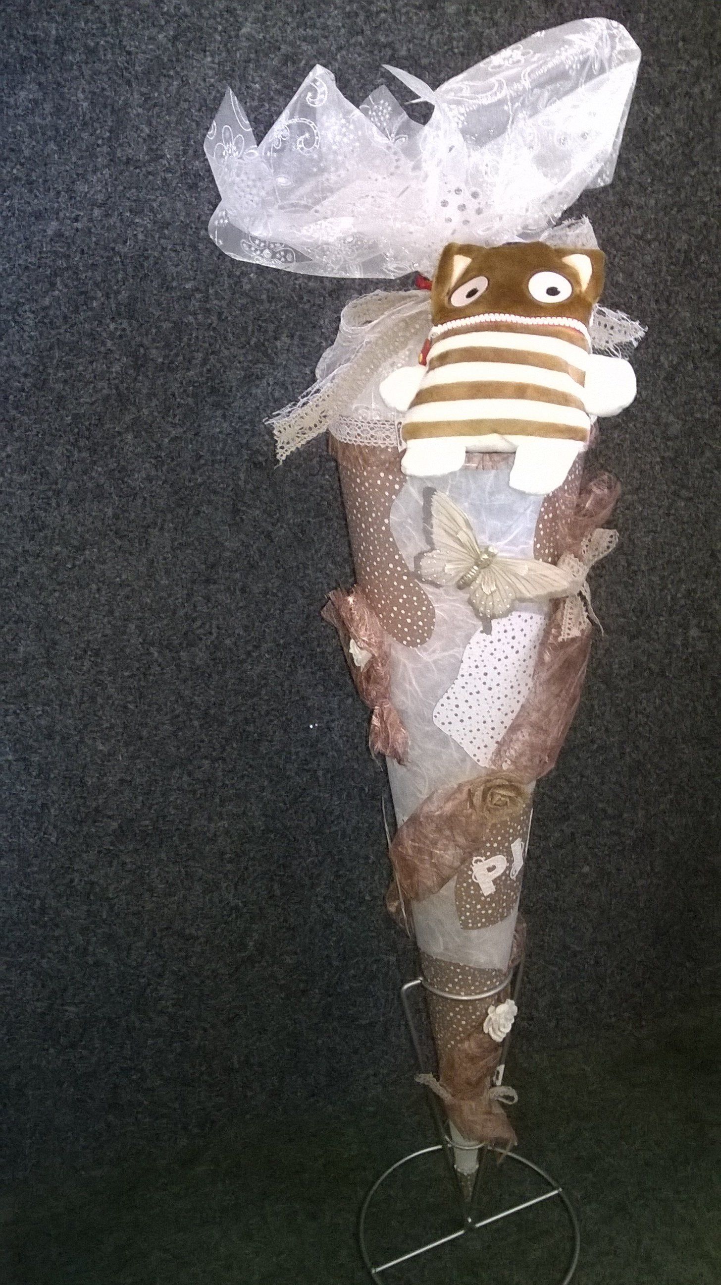 Eine Tüte mit einem Stofftier oben drauf.