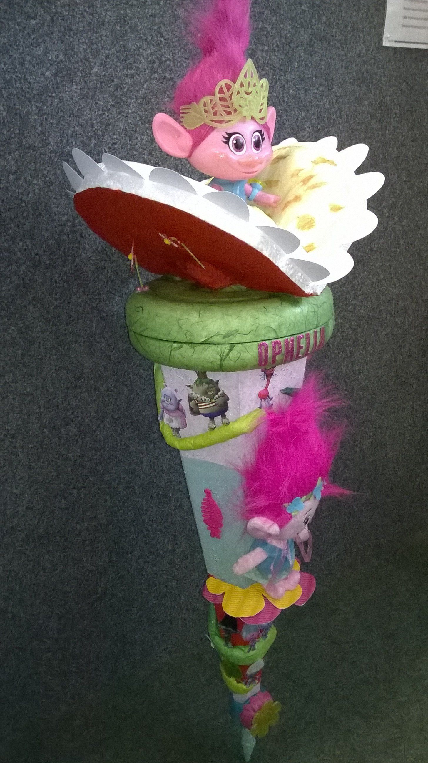 Ein Trollkegel mit einer Puppe darauf.