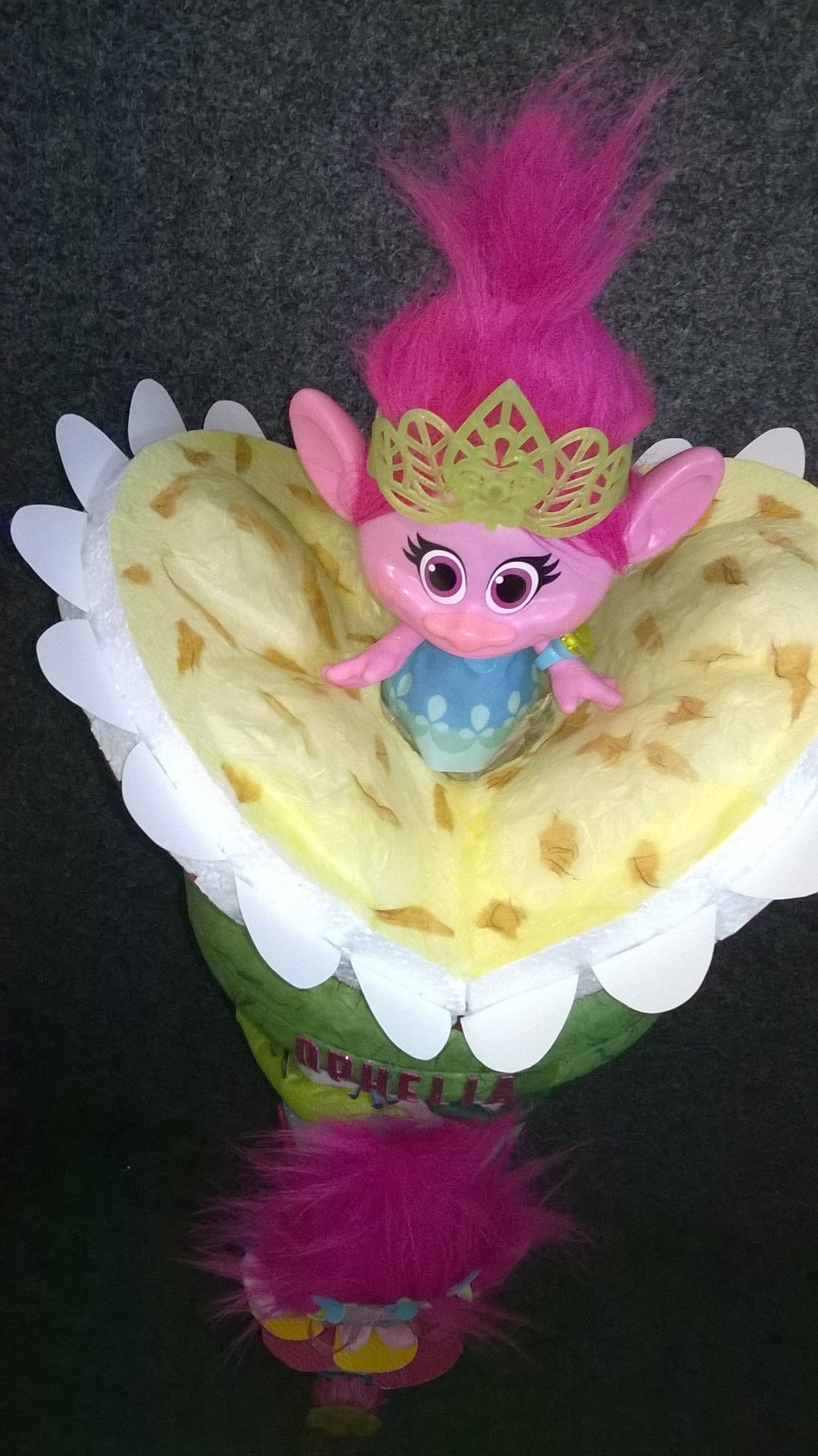 Eine Trollpuppe sitzt auf einer Blume.