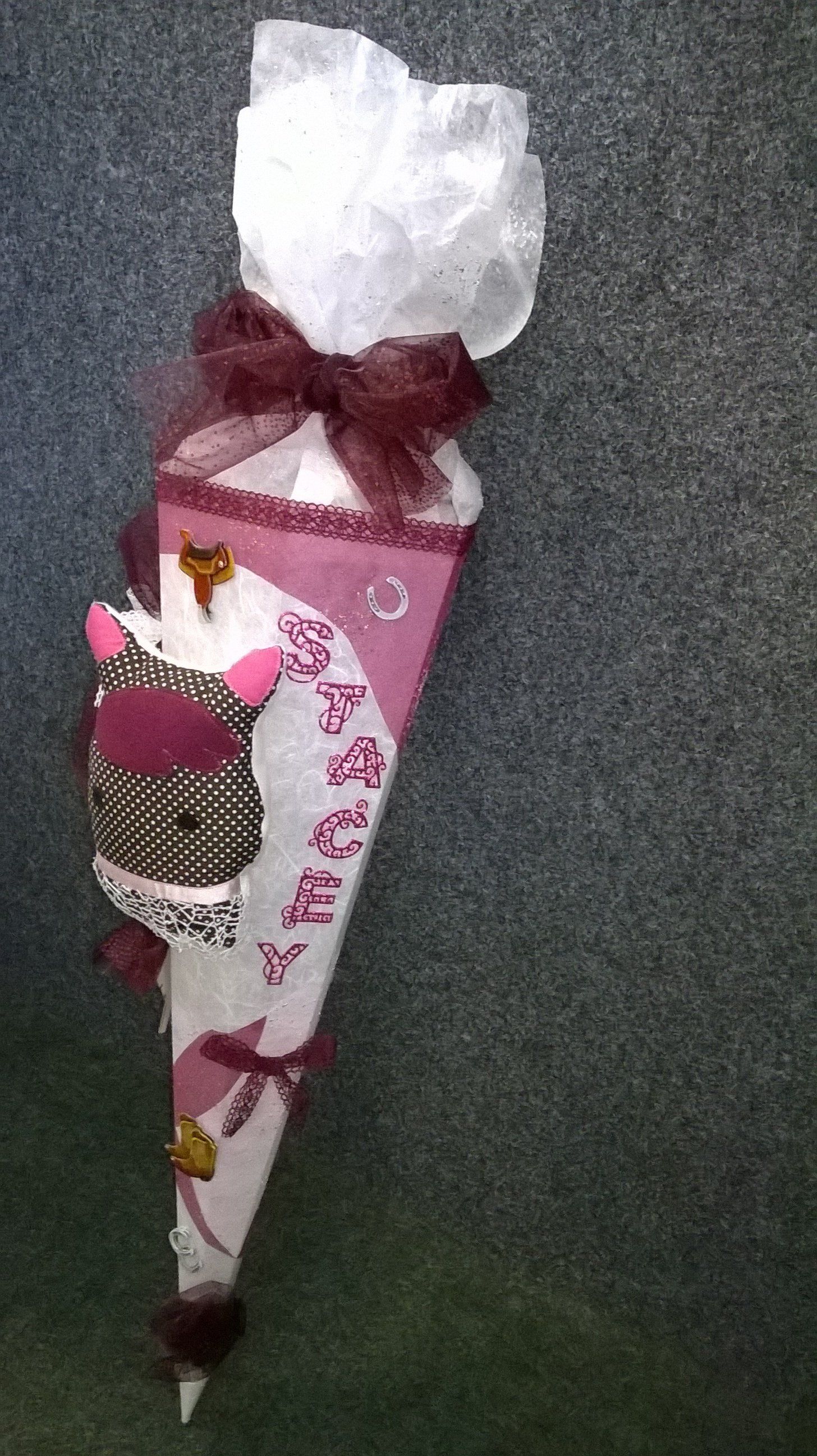 Ein rosa-weißer Kegel mit einer Eule darauf.